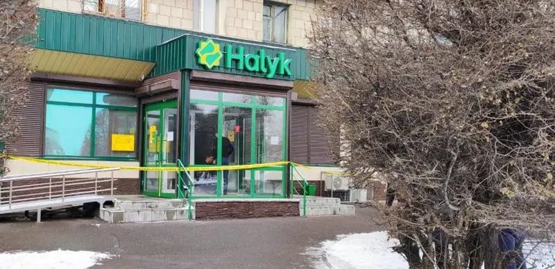 В Павлодаре неизвестные пробили стену и проникли в Halyk Bank  Обстоятельства и причины происшествия устанавливаются.    Что произошло  В Павлодаре, предположительно, произошла кража в одном из филиалов Halyk Bank, сообщает pavon.kz. В полиции начато досудебное расследование. Сколько денег вынесли из банка, пока неизвестно.    Детали  Утром 11 ноября в полицию поступило сообщение о взломе одной из стен банка. Как именно злоумышленники пробили стену и почему они выбрали именно такой способ, чтобы проникнуть в помещение, не сообщается.     Что ещё  Территорию близ банка по улице Естая уже оцепили, устанавливаются обстоятельства происшествия. Пока неизвестно, была ли задействована какая-либо техника или взлом был произведён иным путём.    читайте материал на сайте:    –––