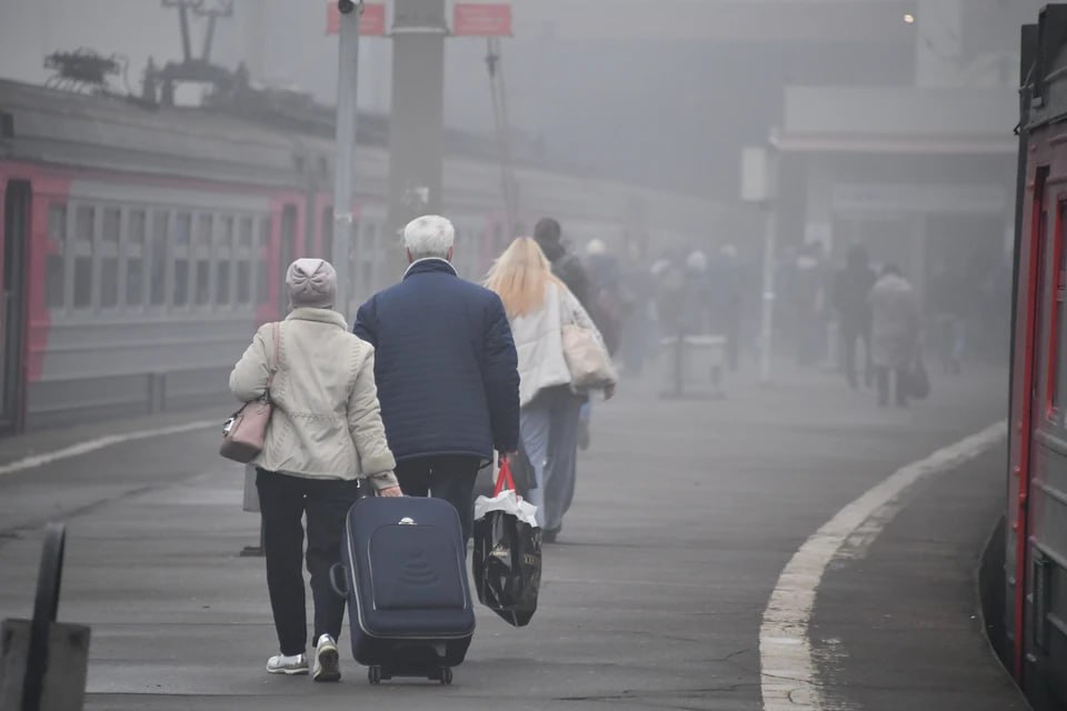 В Ростовской области подняли тарифы на проезд в электричках.  С начала 2025 года стоимость проезда в пригородных электричках Ростовской области изменилась.   Поездка теперь обойдётся в 25 рублей за каждые 10 километров пути.  Для жителей Ростова-на-Дону и ближайших населённых пунктов, пользующихся электричками в пределах агломерации, установлена фиксированная цена – 31 рубль.   Этот тариф действует на участках от остановки "Рабочий Городок" до "Левенцовской", включая такие пункты, как "Проспект Октября", "Сельмаш", "Красный Аксай" и другие.  Изменения утверждены региональной службой по тарифам Ростовской области 29 октября 2024 года.