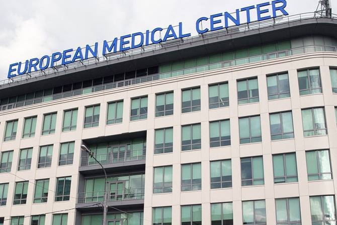 Европейский медицинский центр EMC объединит бизнес с петербургской сетью клиник Скандинавия которой управляет ООО Ава Петер принадлежащее Севергрупп Алексея Мордашова По итогам объединения Севергрупп получит миноритарную долю в МКПАО ЮМГ управляющем EMC Для этого ЮМГ разместит по закрытой подписке 32 8 млн акций в пользу Севергрупп Утвержденная советом директоров цена размещения составляет 766 2 руб за акцию За приобретение доли Севергрупп расплатится 100 долей Ава Петер которые таким образом оценены в 25 1 млрд руб Бренды EMC и Скандинавии сохранятся в результате объединения Группа в то же время расширит присутствие на Северо Западе предложение по ценовым сегментам и диверсифицирует портфель услуг