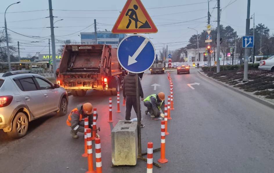 «Краснодар Водоканал» начал укладку трубопровода по улице 40-летия Победы, в связи с этим ограничили движение транспорта     Специалисты приступили к прокладке 15 метров сетей водоотведения на пересечении улиц Московской и 40-летия Победы.  С 1 по 10 февраля на этом участке будет ограничено движение по одной полосе со стороны улицы Российской в сторону Колхозной.   Читайте нас:    Телеграм     ВК     Дзен