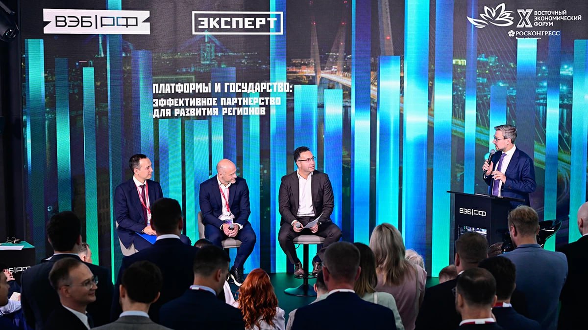 Член генсовета Деловой России управляющий директор Авито Владислав Федулов выступил на сессии ВЭФ Платформы и государство эффективное партнерство для развития регионов По его словам важно выделить цифровые платформы занятости в отдельную категорию подлежащую регулированию это повысит прозрачность и предотвратит сокрытие трудовых отношений Для государства перевод услуг онлайн формата в регулируемое поле обеспечит контроль за добросовестным ведением бизнеса и налоговыми поступлениями Объем рынка платных бытовых услуг в 2024 году оценивается почти в 18 трлн руб а к 2026 году этот показатель достигнет 27 трлн руб подчеркнул Владислав Федулов Дальний Восток обладает значительным потенциалом для развития этого рынка отметил делоросс По данным Авито Подработка количество предложений о подработке в России за первый квартал 2025 года выросло на 35 а активность исполнителей более чем на 65 Среднемесячный их доход составляет около 58 тыс руб Таким образом цифровые платформы трансформируют экономику создавая новые возможности для бизнеса отметил Владислав Федулов