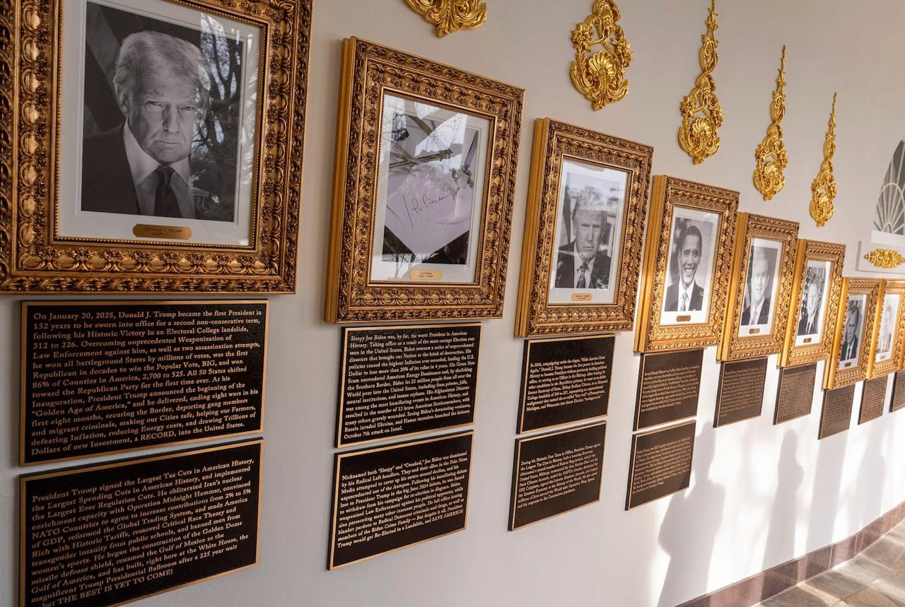 Обстановка в Белом Доме Дональд Трамп поменял фото Джо Байдена на стене Президентов на авторучку для подписей и изменил описание Байдена Досталось и Обаме Сонный Джо Байден был безусловно худшим президентом в американской истории Он занял пост в результате самых коррумпированных выборов когда либо происходивших в Соединённых Штатах При нём страна пережила череду беспрецедентных катастроф которые подвели нашу нацию к грани разрушения Барак Хусейн Обама был первым чернокожим президентом общественным активистом и одной из самых раскалывающих политических фигур в американской истории Он шпионил за президентской кампанией Дональда Трампа в 2016 году и курировал создание мистификации Россия Россия Россия крупнейшего политического скандала в американской истории