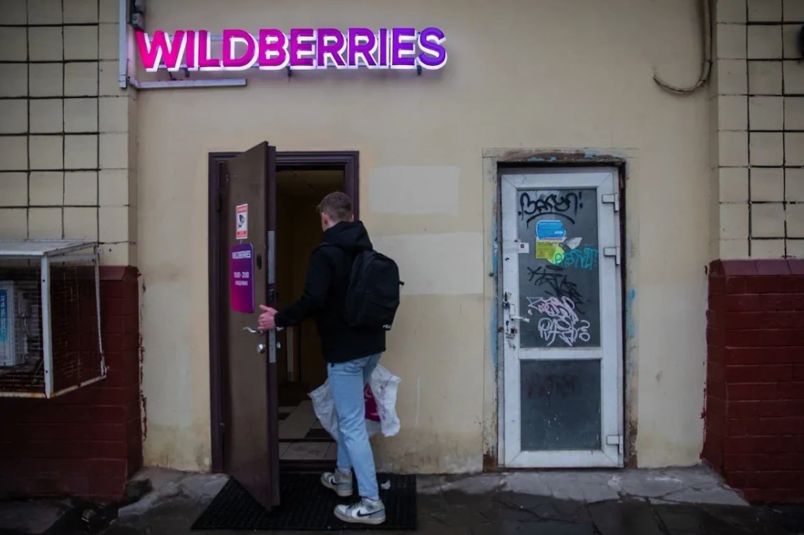 Сеть повсеместно как за год в России выросло на 45 пунктов выдачи заказов Количество ПВЗ в России на начало 2026 года достигло 226 4 тыс увеличившись за год на 44 7 Рост обеспечивают в основном малые города и франчайзинг маркетплейсов при этом в миллионниках темпы ниже около 30 Прогноз на 2026 год замедление роста из за насыщения рынка и фокуса площадок на качестве обслуживания Крупнейшие маркетплейсы активно расширяют сети у Wildberries 94 тыс ПВЗ 43 за год у Ozon 41 тыс почти вдвое больше причем значительная часть приходится на партнерство с Почтой России и франшизы В ближайшее время получать заказы можно будет практически в любом населенном пункте где скорость и качество службы станут ключевыми конкурентными преимуществами