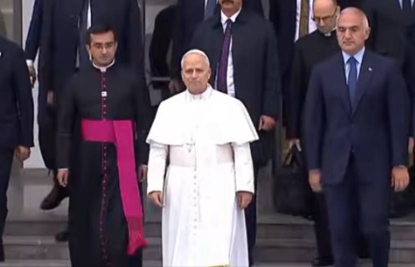 Папа римский Лев призывает создать Палестинское государство Папа римский Франциск назвал создание и признание палестинского государства единственным решением палестино израильского конфликта Ватикан признал Палестину ещё в 2015 году когда Святой престол занимал папа Франциск Мы все знаем что на данный момент Израиль по прежнему не принимает это решение но мы считаем его единственным Мы также дружим с Израилем и стремимся стать посредником между двумя сторонами который может помочь им приблизиться к решению справедливому для всех приводит агентство Reuters ответ папы Льва на вопрос турецкого журналиста Однако тогда в МИД Израиля заявили что решение Ватикана не будет способствовать процессу мирного урегулирования на Ближнем Востоке