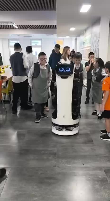 В Якутске в школе 40 запустили первого робота-официанта BellaBot