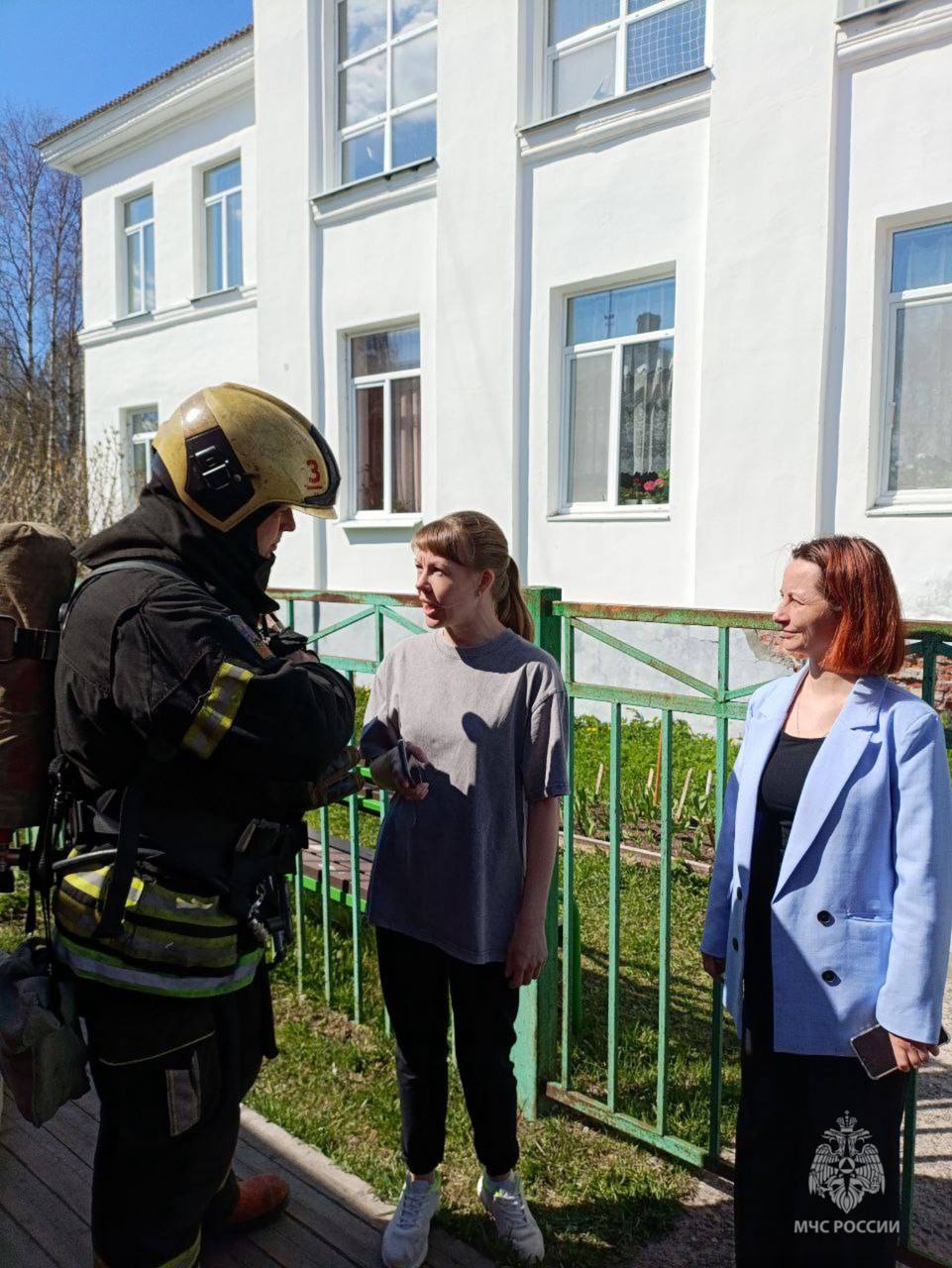 Архангельские огнеборцы отработали сценарий пожара в школе В Архангельске провели пожарно-тактическое занятие на здании средней школы №60. В кабинете библиотеки случилось короткое замыкание, вследствие чего первый этаж начало обволакивать густым дымом. После обнаружения пожара сотрудники школы среагировали четко и грамотно: позвонили в пожарную охрану; организовали эвакуацию учеников; организовали сбор педагогов; встретили пожарное подразделение; сообщили об очаге пожара и возможном нахождении людей в здании. Руководитель тушения пожара 3 ПСЧ немедленно направил звено газодымозащитной службы на разведку. Ими был обнаружен школьник, который не смог эвакуироваться самостоятельно. С помощью самоспасателя его вывели на свежий воздух. Условный пожар ликвидировали в кротчайшие сроки на площади 48 квадратных метров. Хоть уже и близятся каникулы, в школах будут продолжать работать лагеря дневного пребывания, поэтому проведение пожарно-тактических занятий на зданиях образовательных организаций необходимость. Ведь они позволяют ученикам и педагогам грамотно действовать в случае настоящей опасности.