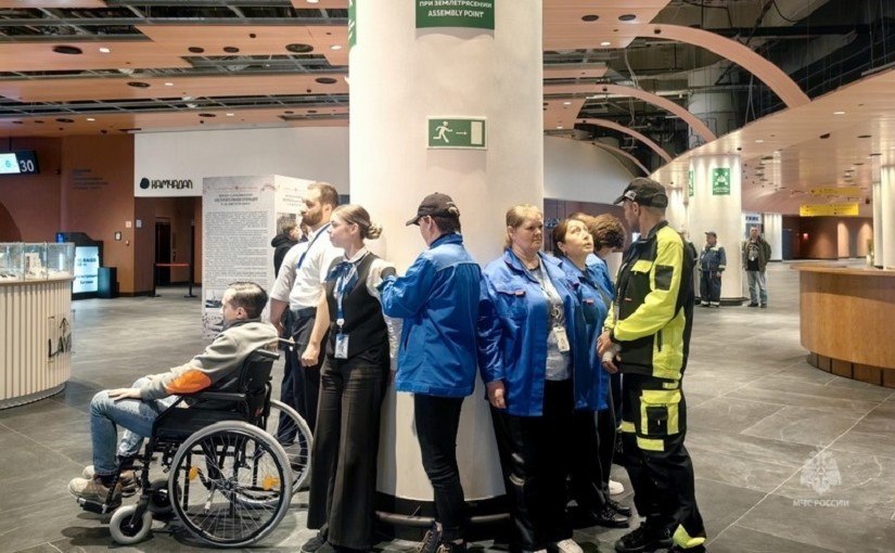 В главном аэропорту Камчатки прошли учения Сотрудникам показали безопасные зоны для них самих и пассажиров В главном аэропорту Камчатки в Елизове прошли учения по правилам поведения при землетрясении. По оценке МЧС, не все должностные лица и граждане знают, как вести себя во время подземных толчков. Подробности по ссылке: