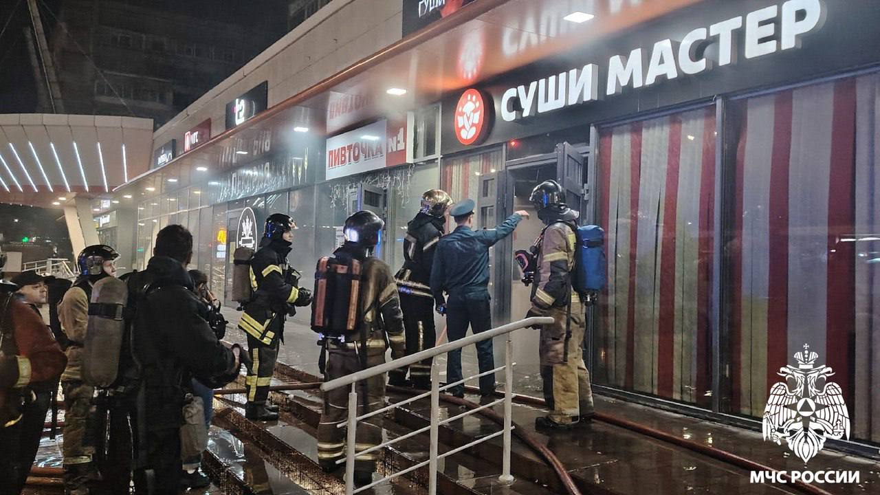 В Кемерово сотрудники МЧС России ликвидировали пожар Возгорание суши-бара, расположенного на первом этаже жилого дома на бульваре строителей, произошло сегодня утром. По прибытии первого подразделения было зафиксировано плотное задымление, сработала система водяного пожаротушения. Очаг возгорания локализован и ликвидирован на площади 4м². Пострадавших нет. На месте работали 23 специалиста и 7 единиц техники МЧС России. Предварительная причина - нарушение правил технической эксплуатации электрического оборудования.