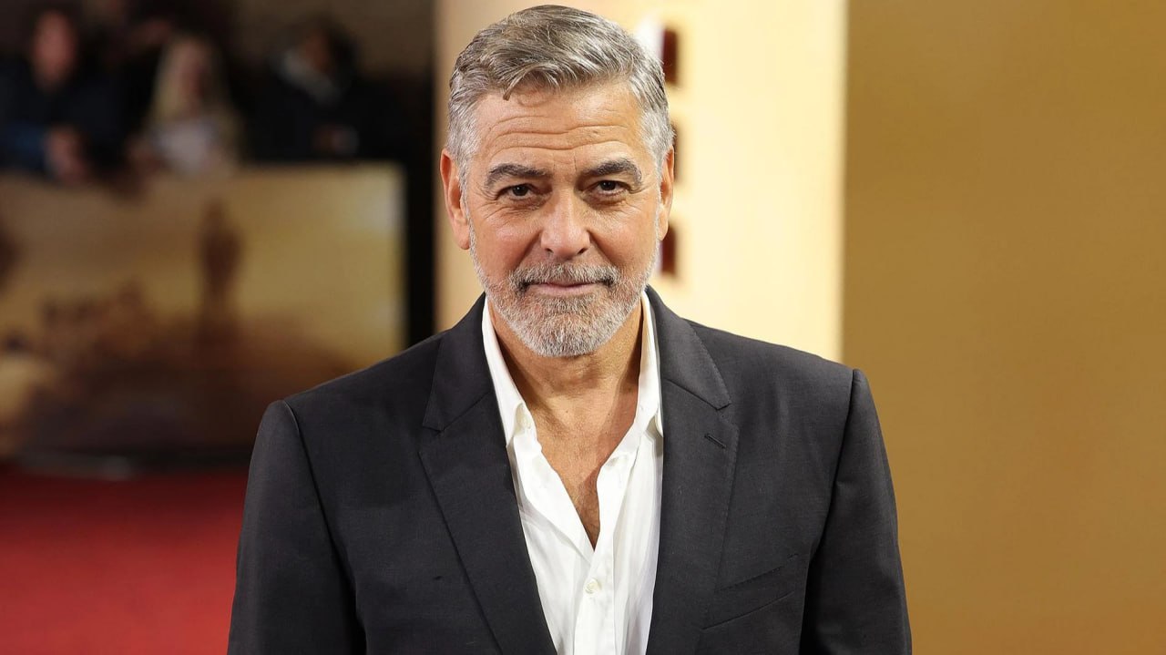 Джордж Клуни вместе с женой Амаль и двумя детьми получил гражданство Франции Указ подписал президент страны Эммануэль Макрон В 2021 году семья голливудского актёра приобрела винодельческое поместье Domaine de Canadel недалеко от деревни Бриньоль на юге Франции Клуни также владеют особняками в Италии и Англии квартирой в Нью Йорке и недвижимостью в Кентукки В начале декабря актёр заявил телеканалу RTL что дом во Франции это место где мы чувствуем себя счастливее всего Подписаться на Говорит Москва Telegram VK MAX