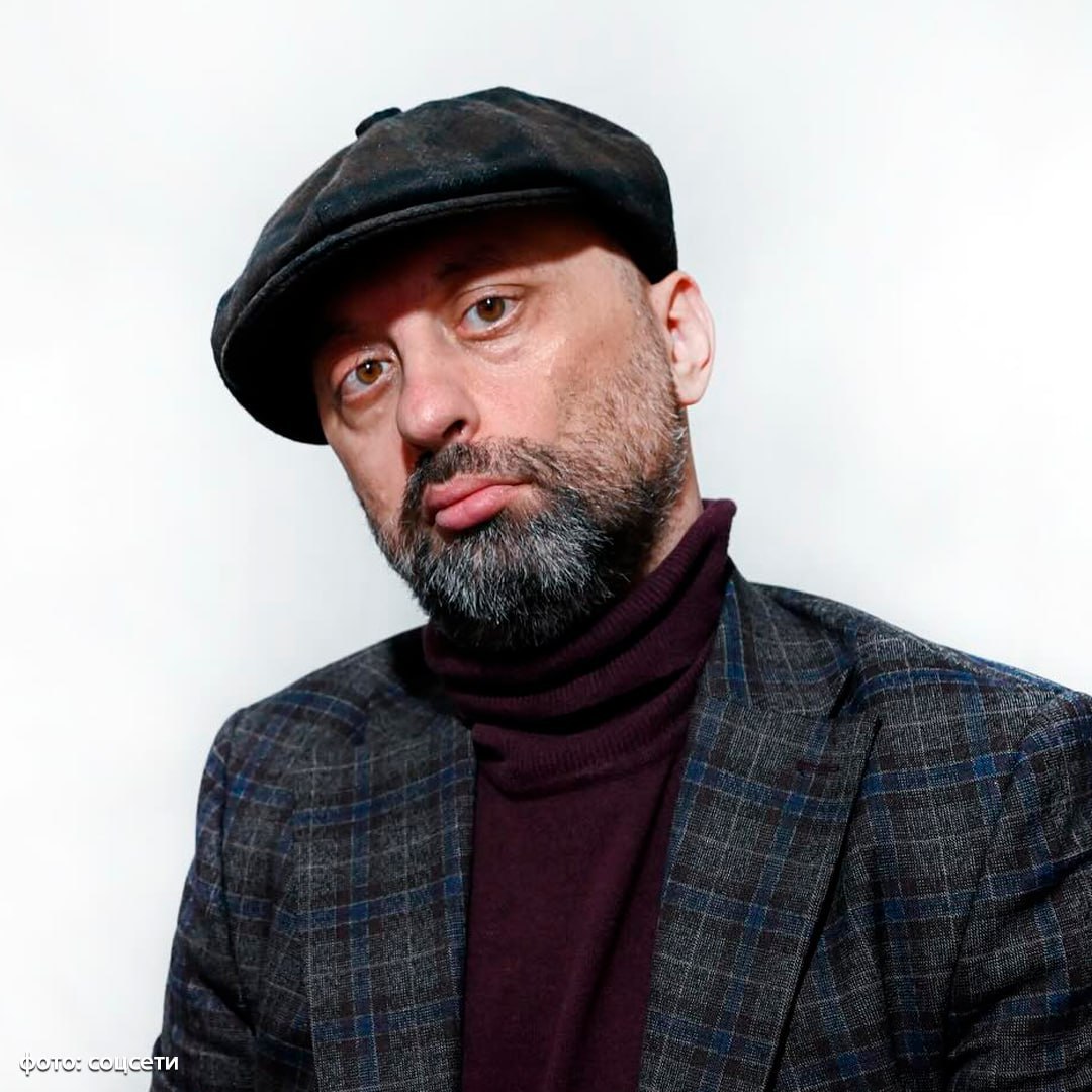 Умер КВНщик из Сборной Пятигорска и актёр Самого лучшего фильма Павел Козмопулос По данным SHOT причиной смерти стала онкология Ему было 44 года По нашей информации Павел скончался после продолжительной болезни в больнице города Минеральные Воды В 29 лет артист стал терять слух и зрение Врачи долго не могли понять причину происходящего позднее обнаружили опухоль головного мозга После нескольких операций у него частично восстановилось зрение а вот слух вернуть не удалось Павел Козмопулос писал сценарии играл в высшей лиге КВН за Сборную Пятигорска и снимался в фильмах SHOT в MAX max ru shot