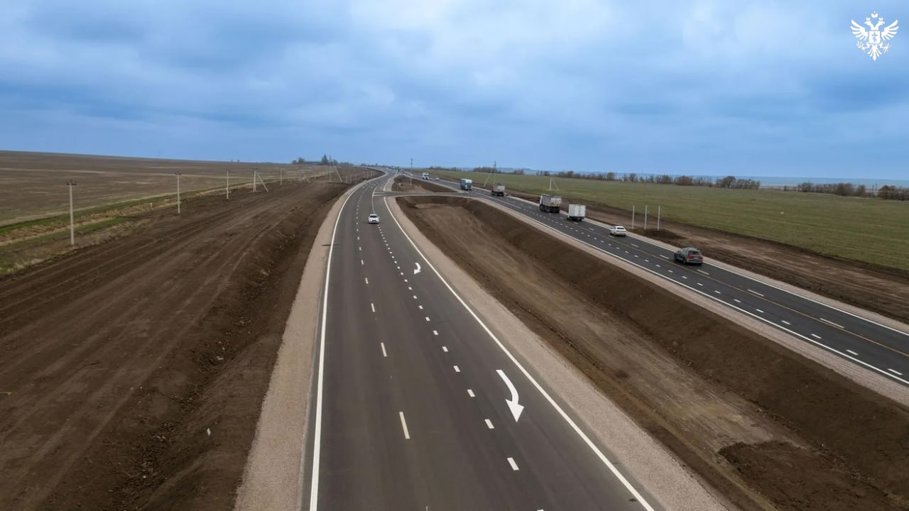 Правительство направит около 5 4 млрд рублей на обновление дорожной инфраструктуры в новых регионах До конца 2025 года в ДНР ЛНР Запорожской и Херсонской областях проведут масштабные работы по восстановлению дорожного покрытия и ремонту искусственных сооружений Соответствующее распоряжение о выделении почти 5 4 млрд рублей подписано Правительством РФ Решение о выделении дополнительных средств было принято на заседании Правительства 6 ноября Финансирование позволит обновить не менее 31 километра различных участков трасс Работы ведутся в рамках программы восстановления дорожной инфраструктуры в новых территориях рассчитанной на 2024 2026 годы Сайт ВК ОК MAX Администрация Херсонская область VGA Kherson SALDO VGA