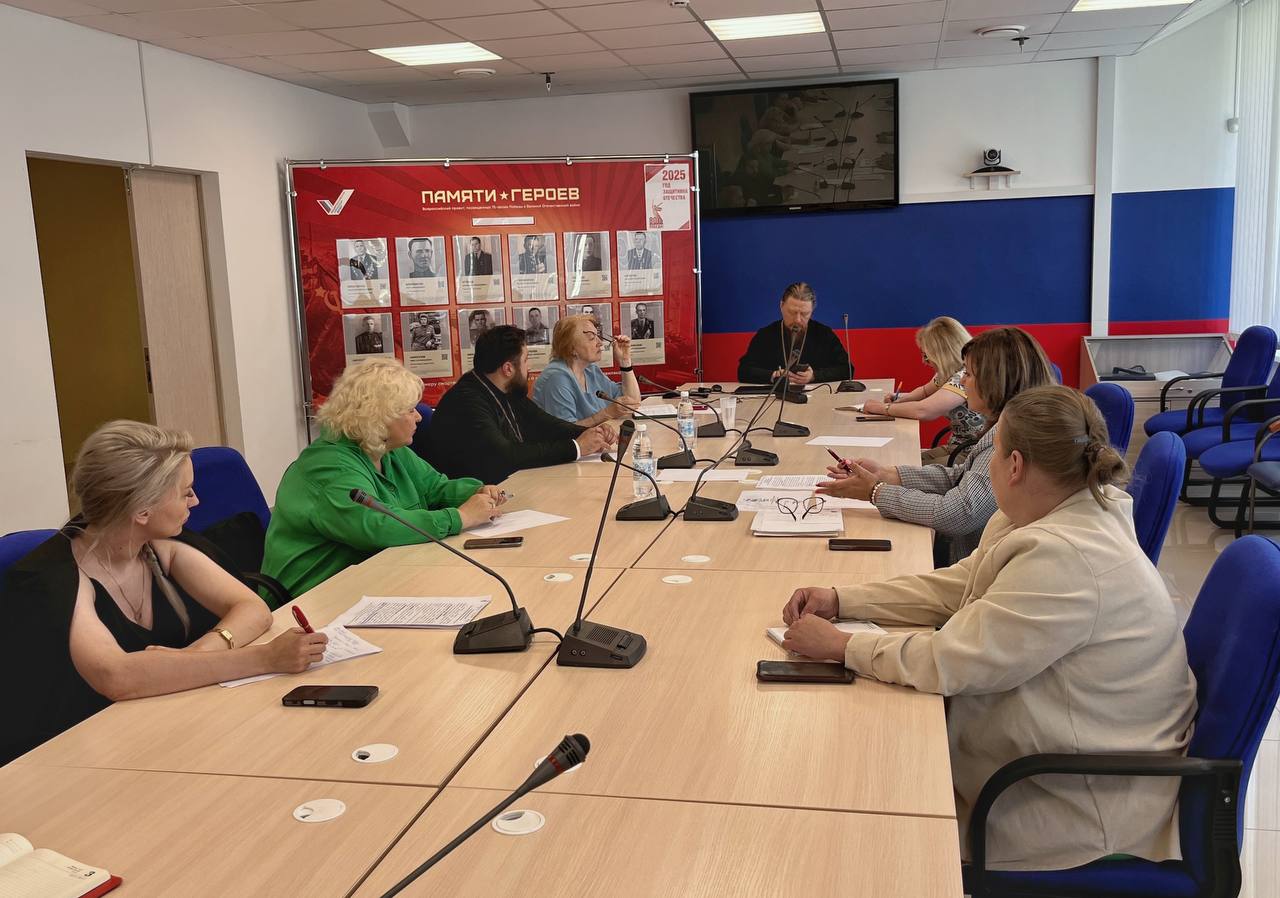 В Пскове обсудили создание цикла молодежных встреч в рамках XXXIV Международных Рождественских образовательных чтений! 2 июля состоялось организационное собрание, в котором приняли участие представители Псковской епархии, Министерства культуры Псковской области, Псковской областной универсальной научной библиотеки им. В.Я. Курбатова, Историко-краеведческой библиотеки им. И.И. Василева, Псковской областной библиотеки для детей и юношества им. В.А. Каверина и молодежных советов региона. Планируется, что встречи будут проходить раз в месяц и станут площадкой для душевных бесед со священниками на темы, отражающие интересы и переживания молодежи: любовь и венчание, сомнения в вере, необходимости крещения и др. Мы уверены, что данные встречи станут важным шагом в развитии церковно-государственной взаимоподдержки, укреплении православной веры и традиционных российских духовно-нравственных ценностей среди нашей молодежи. Приглашаем всех желающих принять участие в встречах. Чтобы ничего не пропустить, подписывайтесь на канал Министерства культуры Псковской области