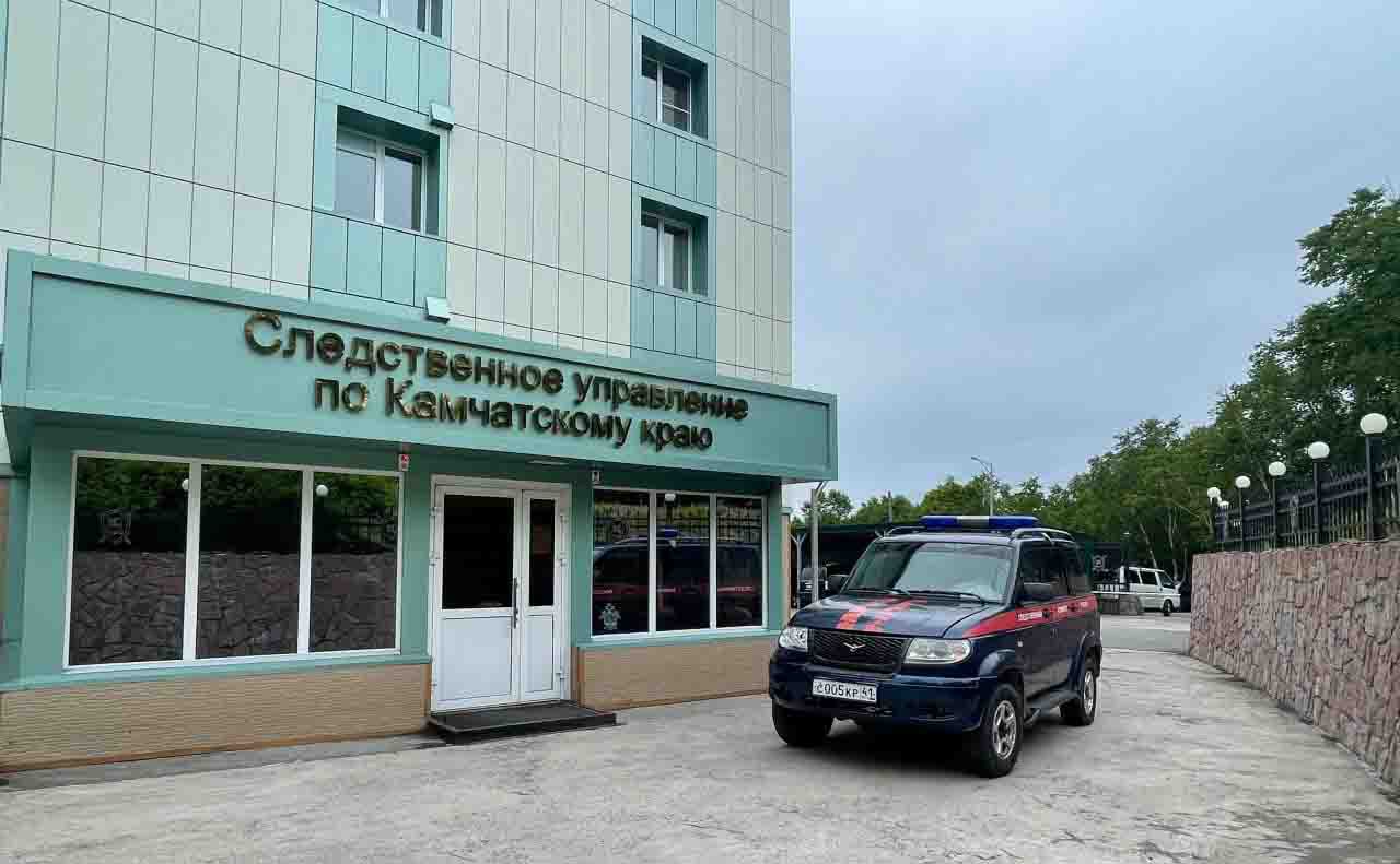 Подросток ранил друга из винтовки Следователи устанавливают обстоятельства произошедшего Инцидент произошёл 12 июля в гараже у дома в посёлке Новый Елизовского района. Один из подростков выстрелил в другого из пневматической винтовки. Снаряд попал в плечо правой руки. Подробности по ссылке: