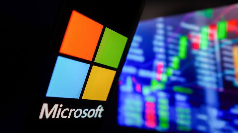 Microsoft отключила «дочку» «Роснефти» в Индии — начался суд Американская Microsoft перестала предоставлять цифровые услуги индийской Nayara Energy, частично принадлежащей «Роснефти». Это произошло вскоре после того, как компания попала под санкции ЕС,сообщает Bloomberg. Nayara уже подала иск в Высокий суд Дели, обвинив Microsoft в «внезапной и односторонней» блокировке критически важной инфраструктуры. По мнению компании, решение основано на «сомнительной трактовке» санкций и может создать «опасный прецедент корпоративного произвола». Это добавляет проблем российскому нефтяному гиганту, чьи зарубежные активы после санкций становятся всё менее управляемыми. Подписаться Прислать новость