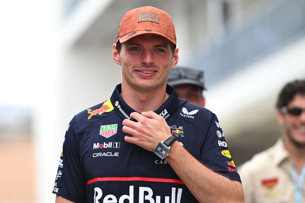 Тут выяснилось что Макс Ферстаппен самый высокооплачиваемый пилот сезона Формулы 1 Нидерландец заработал 76 млн долларов из которых 65 млн составляет зарплата и 11 млн бонусы Второй по заработкам Льюис Хэмилтон Британец в дебютном для себя сезоне в Феррари заработал 70 млн долларов 70 0 5 Замыкает эту троицу Ландо Норрис Пилот Макларена впервые в своей карьере стал чемпионом Формулы 1 заработав за сезон 57 5 млн 18 39 5