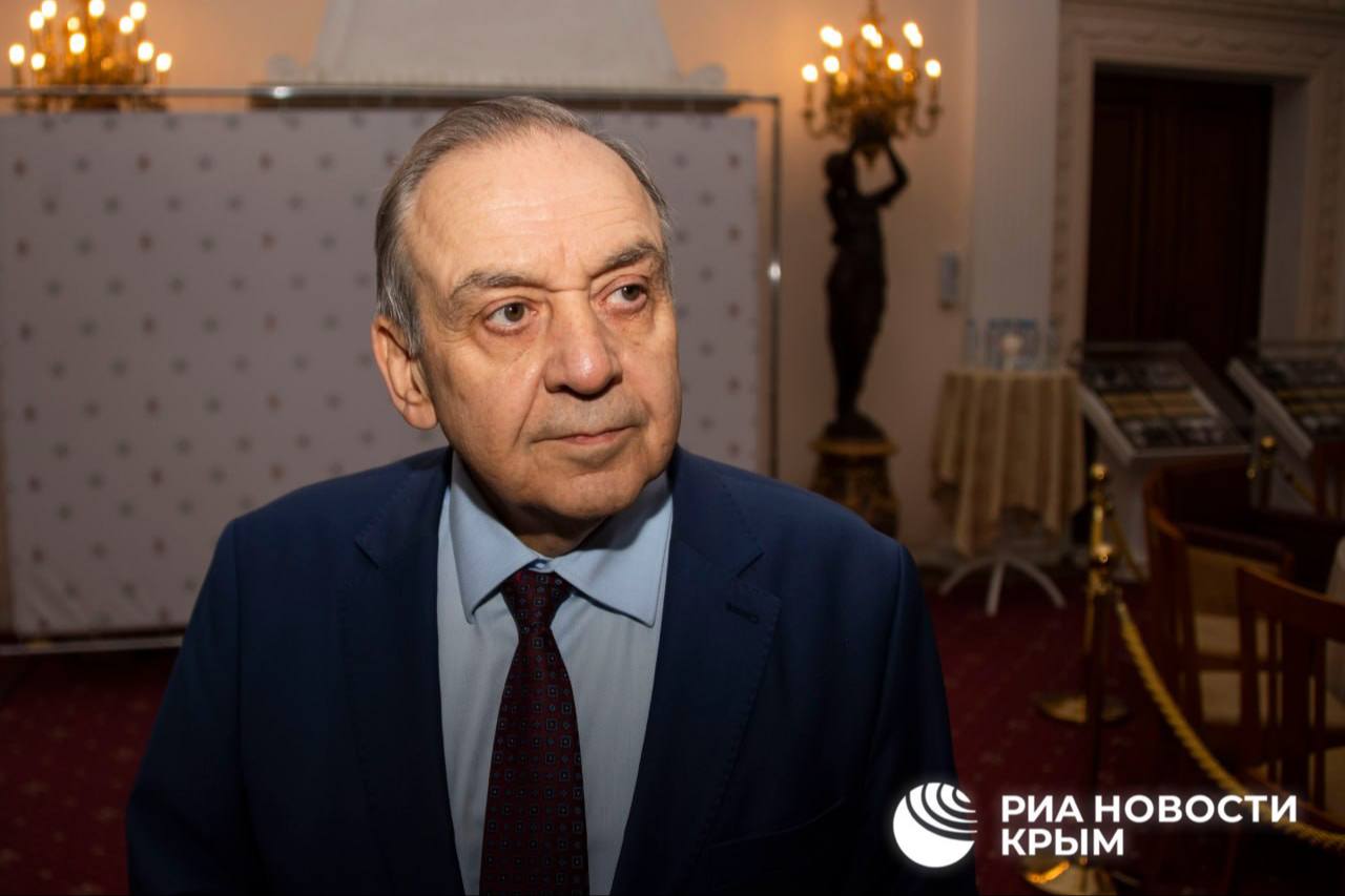 Путин наградил постпреда Крыма при президенте РФ Мурадова орденом "За доблестный труд". Соответствующий указ размещен на сайте официального опубликования правовых актов.