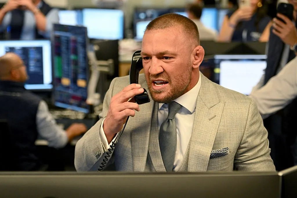 NYP назвала соперника и дату следующего боя Конора Макгрегора в UFC Бывший чемпион UFC в двух весовых категориях Конор Макгрегор собирается провести бой против Макса Холлоуэя Об этом сообщает New York Post Стороны близки к заключению соглашения о поединке на турнире UFC 329 в Лас Вегасе 11 июля Отмечается что официальное объявление может появиться в течение ближайшей недели У 37 летнего Макгрегора сейчас в самом разгаре тренировки он готовится к возвращению в октагон Макгрегор свой последний бой провел летом 2021 года против американца Дастина Порье на турнире UFC 264 Поединок завершился в первом раунде когда ирландец получил перелом ноги Getty Images