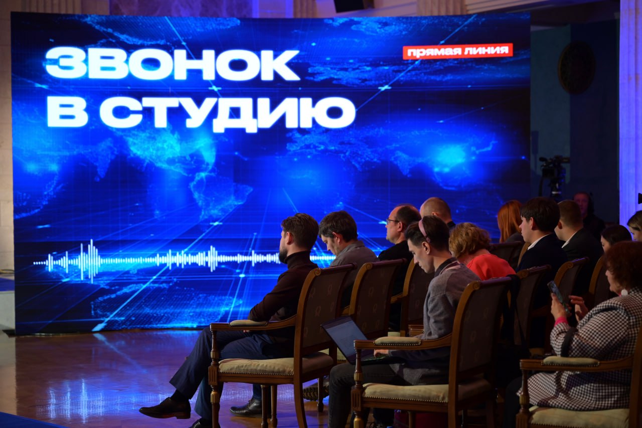 Денис Паслер модульные культурно досуговые центры аналогичные тому который недавно открылся в Каменоозерском появятся и в других муниципалитетах Свердловской области В Каменоозерском получился хороший объект самое главное что он понравился жителям Мы вместе прошли и посмотрели этот объект Есть моменты которые необходимо доработать с учётом условий работы после запуска А в целом во первых проект очень современный во вторых он достаточно быстро строится и в третьих по деньгам он достаточно приемлем сообщил Денис Паслер в ходе прямой линии Глава региона сообщил также что на предстоящий трёхлетний период планируется строительство домов культуры в посёлках Гари и Нейво Рудянке Кроме того ожидается завершение строительства культурного центра в Кировграде