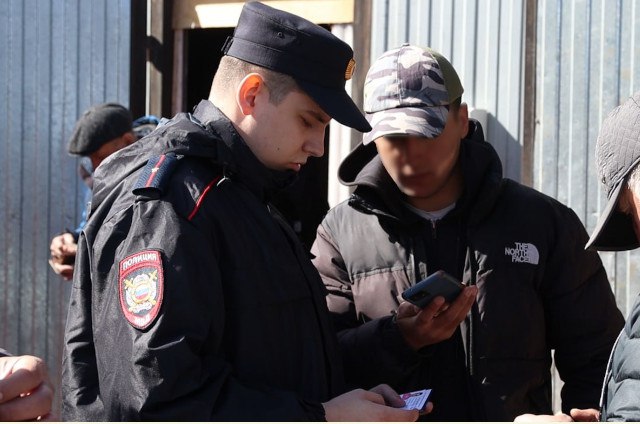 Из Челябинской области депортировали отбывших наказание мигрантов   Всего в этом году из России принудительно отправили на родину 85 вышедших из мест лишения свободы иностранцев.