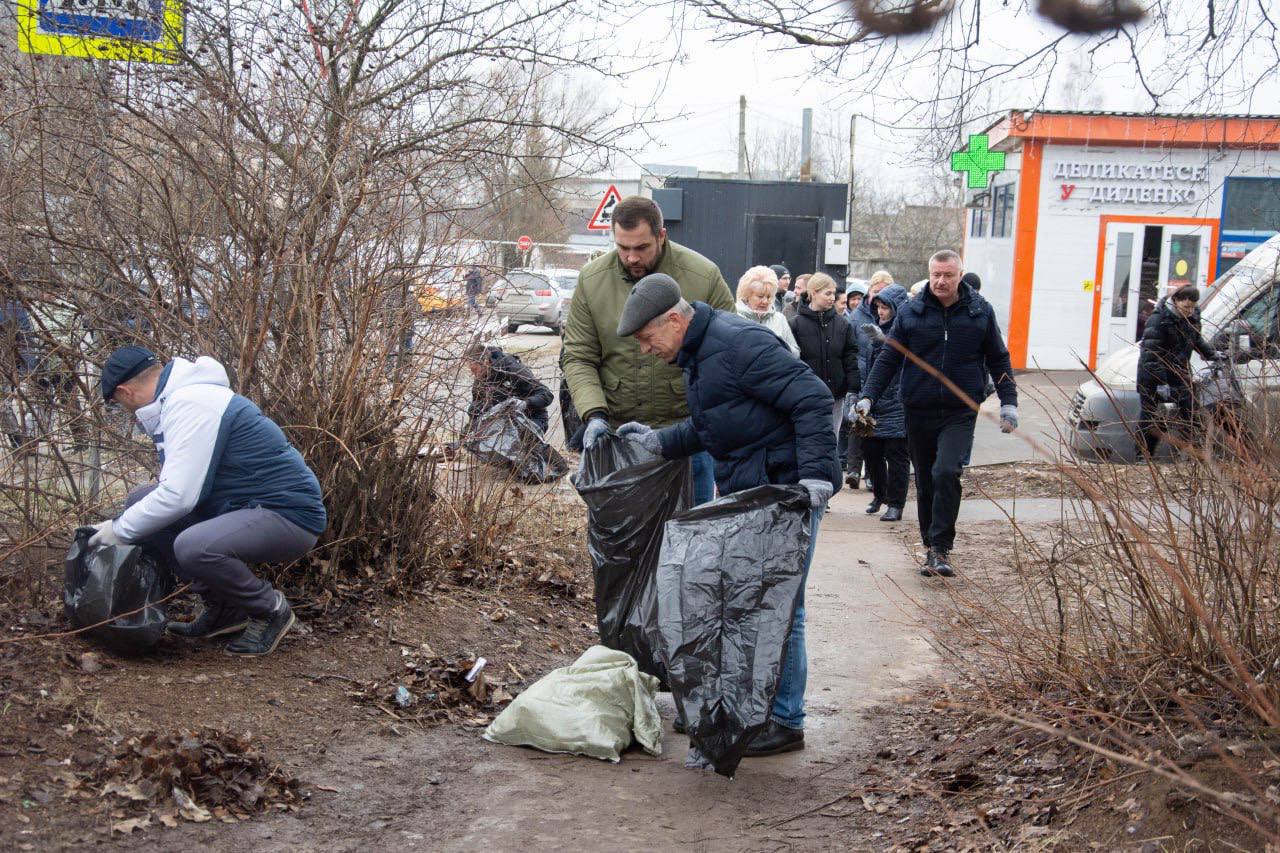 В Подмосковье из-за теплой погоды продолжаются субботники    Очередной январский субботник провели в Чехове. К нему присоединились жители, общественники, депутаты и глава муниципального округа Михаил Собакин.   «Работа проделана большая - мусора убрано много. Теперь, даже если выпадет снег, о котором говорят синоптики, то по весне, я надеюсь, количество грязи заметно уменьшится. А это значит мы гораздо быстрее подготовим округ к летнему сезону», — сказал глава.   СМО Подмосковья. Подписывайтесь