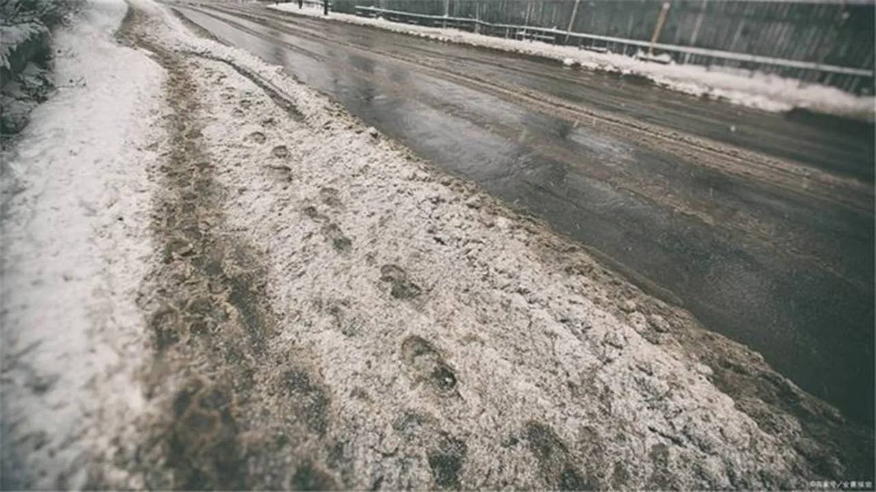 По прогнозу Зима в Карелии откладывается     — В ближайшие дни существенных изменений в погоде не предвидится — дождь,  переходящий в мокрый снег, ожидается по центральным и южным районам Карелии    Самые неприятные ее последствия — это гололедица на дорогах, будьте внимательны и осторожны!