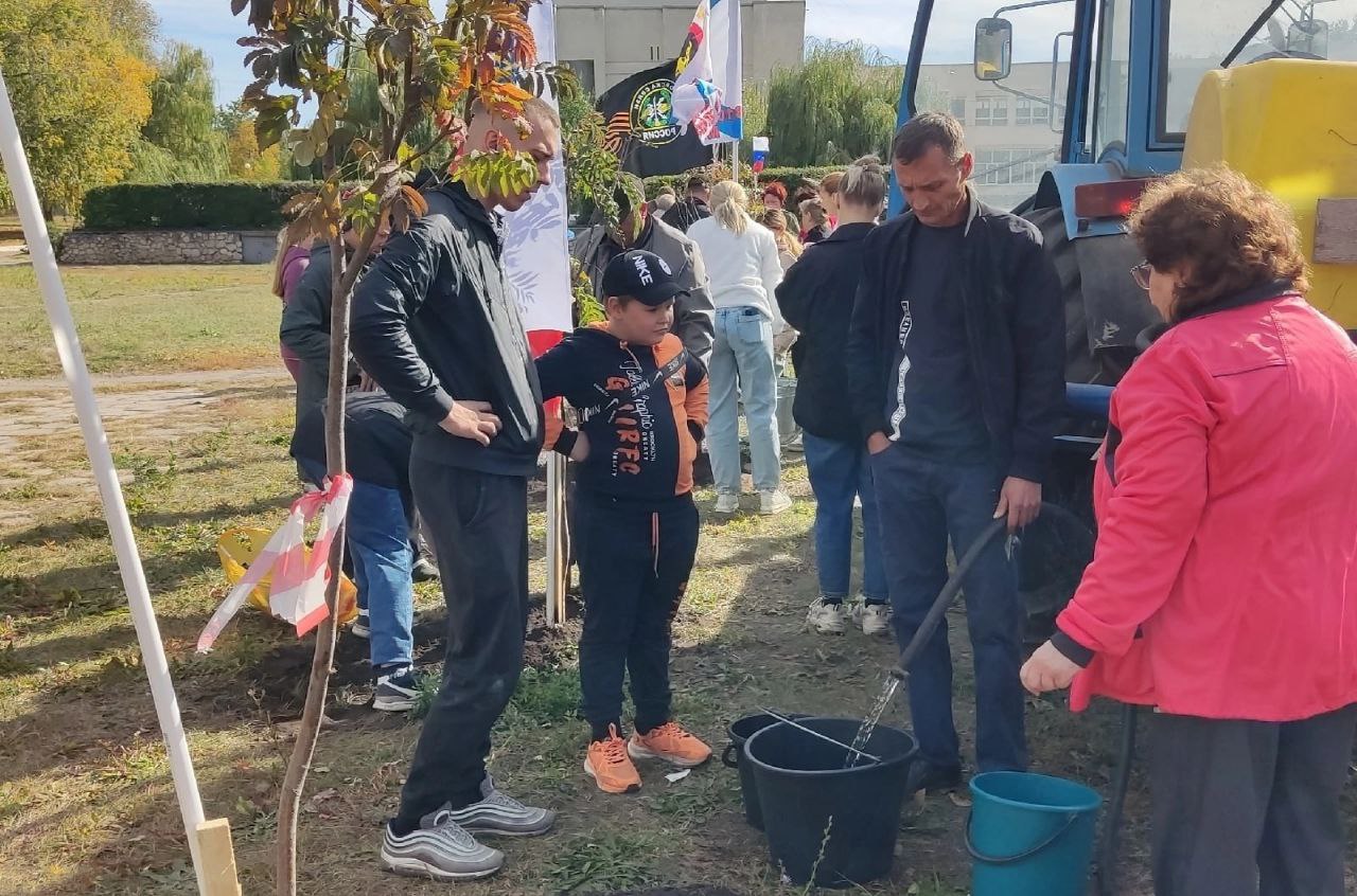 Жители Тольятти заложили Аллею Славы в микрорайоне Поволжский    Сегодня в микрорайоне Поволжский на площади имени В.И. Денисова была заложена Аллеи Славы. Таким образом волонтеры и активные жители Тольятти увековечили память о защитниках Отечества, погибших в ходе проведения специальной военной операции.    Горожан, которые инициировали создание аллеи, поддержали районная администрация и ТОСы №11 и №12. В посадке молодых рябин приняли участие родные, друзья и близкие героев. По окончании мероприятия от военнослужащих разведывательного батальона 30-й отдельной гвардейской мотострелковой бригады жителям Поволжского, оказывающим помощь нашим бойцам, передали письма со словами благодарности.