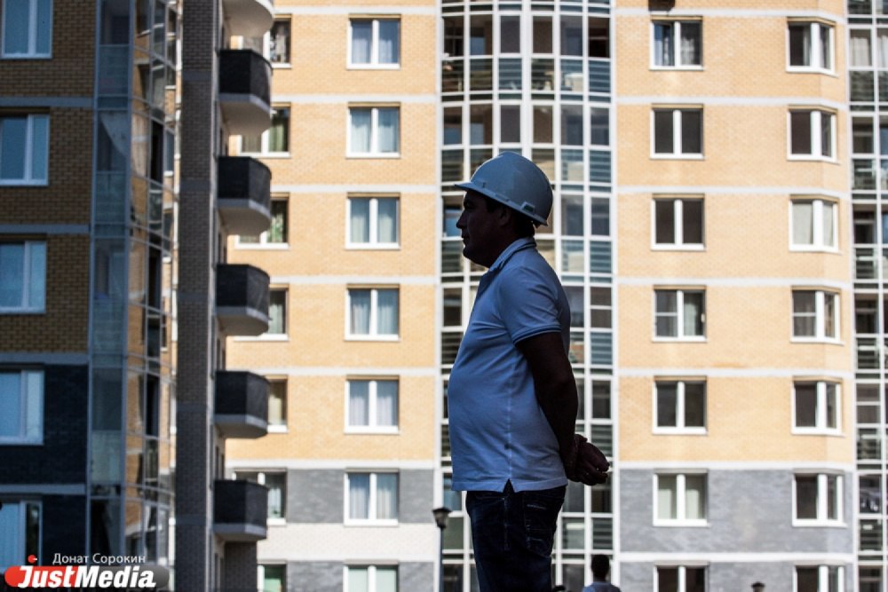 Свердловская область заняла первое место в УрФО по объемам введенного жилья По данным Росстата в 2025 году на Среднем Урале ввели 3 15 млн квадратных метров жилья Второе место заняла Тюменская область с 2 95 млн квадратных метров третье Челябинская с 2 07 млн квадратов В Ханты Мансийском автономном округе Югре построили 910 4 тысячи кв м жилья в Курганской области 432 3 тысячи кв м в Ямало Ненецком автономном округе 333 3 тысячи кв м Всего за прошлый год в России ввели в эксплуатацию 108 15 млн квадратных метров жилья Из них около 9 8 млн в УрФО что на 2 4 больше чем в 2024 году justmediaru