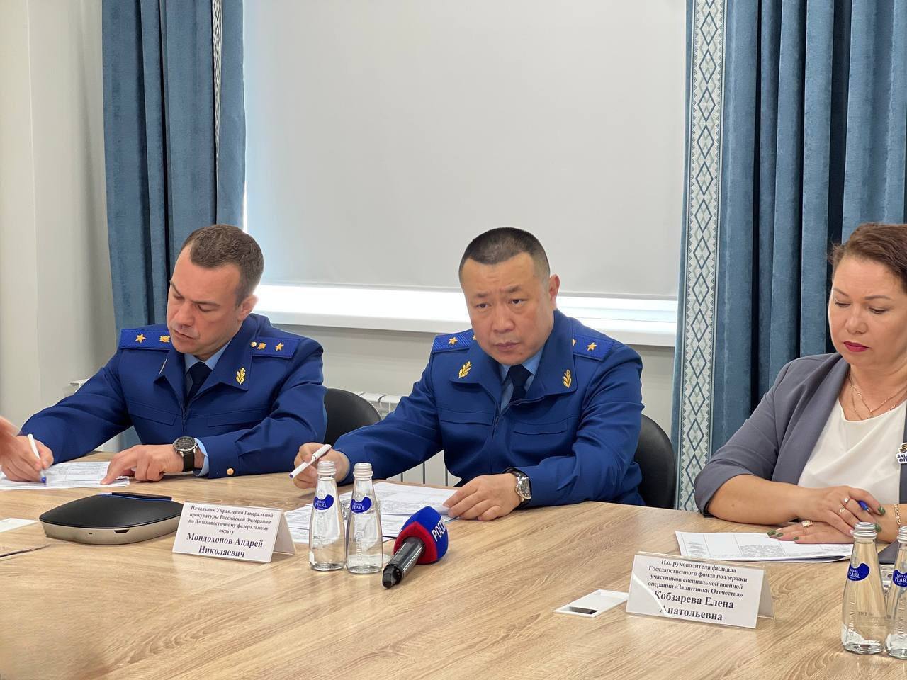 Начальник управления Генпрокуратуры России по ДФО Андрей Мондохонов в ходе рабочей поездки в Амурскую область провел личный прием участников специальной военной операции и членов их семей В региональном филиале Государственного фонда поддержки участников специальной военной операции «Защитники Отечества» состоялся личный прием участников специальной военной операции и членов их семей начальником управления Генпрокуратуры России по ДФО Андреем Мондохоновым. В мероприятии приняли участие прокурор Амурской области Роман Пантелеев, и.о. руководителя филиала Государственного фонда поддержки участников специальной военной операции «Защитники Отечества» Елена Кобзарева, военный прокурор Благовещенского гарнизона Сергей Чернов, руководители органов власти и местного самоуправления. В ходе приема поступили обращения по вопросам оказания содействия в проведении медико-социальной экспертизы с целью последующего получения паллиативной медицинской помощи, судебном установлении факта проживания на территории региона для дальнейшей реализации мер социальной поддержки. Супруги участников СВО, выполняющих в настоящее время воинский долг, попросили помощи в решении вопросов благоустройства, содержания дорожной сети и придомовых территорий, приведения в надлежащее состояние детских игровых площадок. По поступившим обращениям заявителей незамедлительно организовано проведение соответствующих проверок. Реальное устранение нарушений закона и восстановление прав граждан поставлены на контроль.