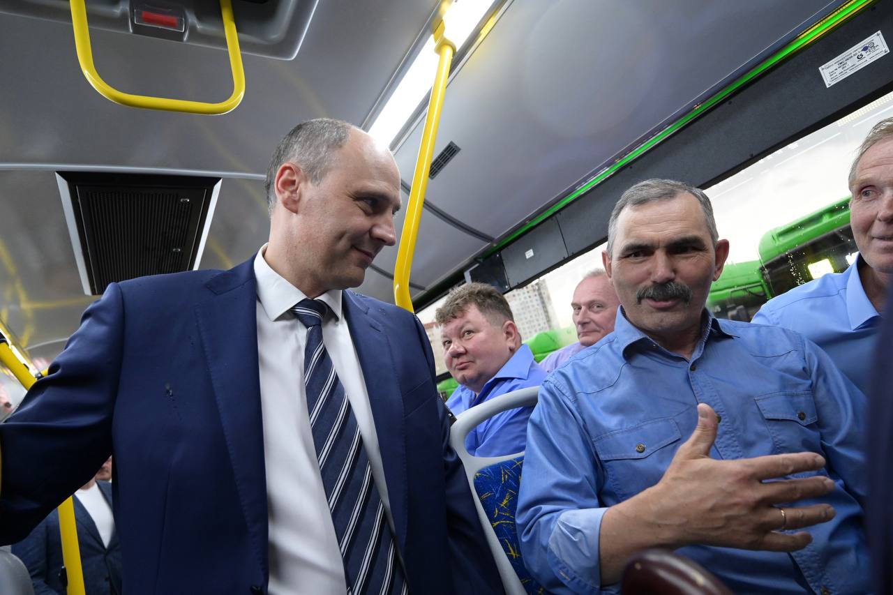 Более 350 автобусов планируем заменить в ближайшие несколько лет в муниципалитетах Свердловской области. Обновление транспорта – одно из ключевых направлений работы. Сегодня удалось увидеть новые «гармошки»Volgabus, поступившие недавно на маршруты столицы Среднего Урала. Вместе с главой Екатеринбурга Алексеем Орловым отметили их вместимость – 184 пассажира. Автобусы современные, отвечают всем требованиям безопасности и комфорта. В «Гортрансе» пообщался с водителями. Оттока кадров в Екатеринбурге сегодня нет, что радует. Сейчас важно позаботиться о сохранении достойных условий труда и повышении заработных плат. Качество жизни в любой территории – это и комфортный транспорт. В его обновлении нуждаются все жители Свердловской области, поэтому мы поступательно будем обновлять парк общественного транспорта по всему региону.