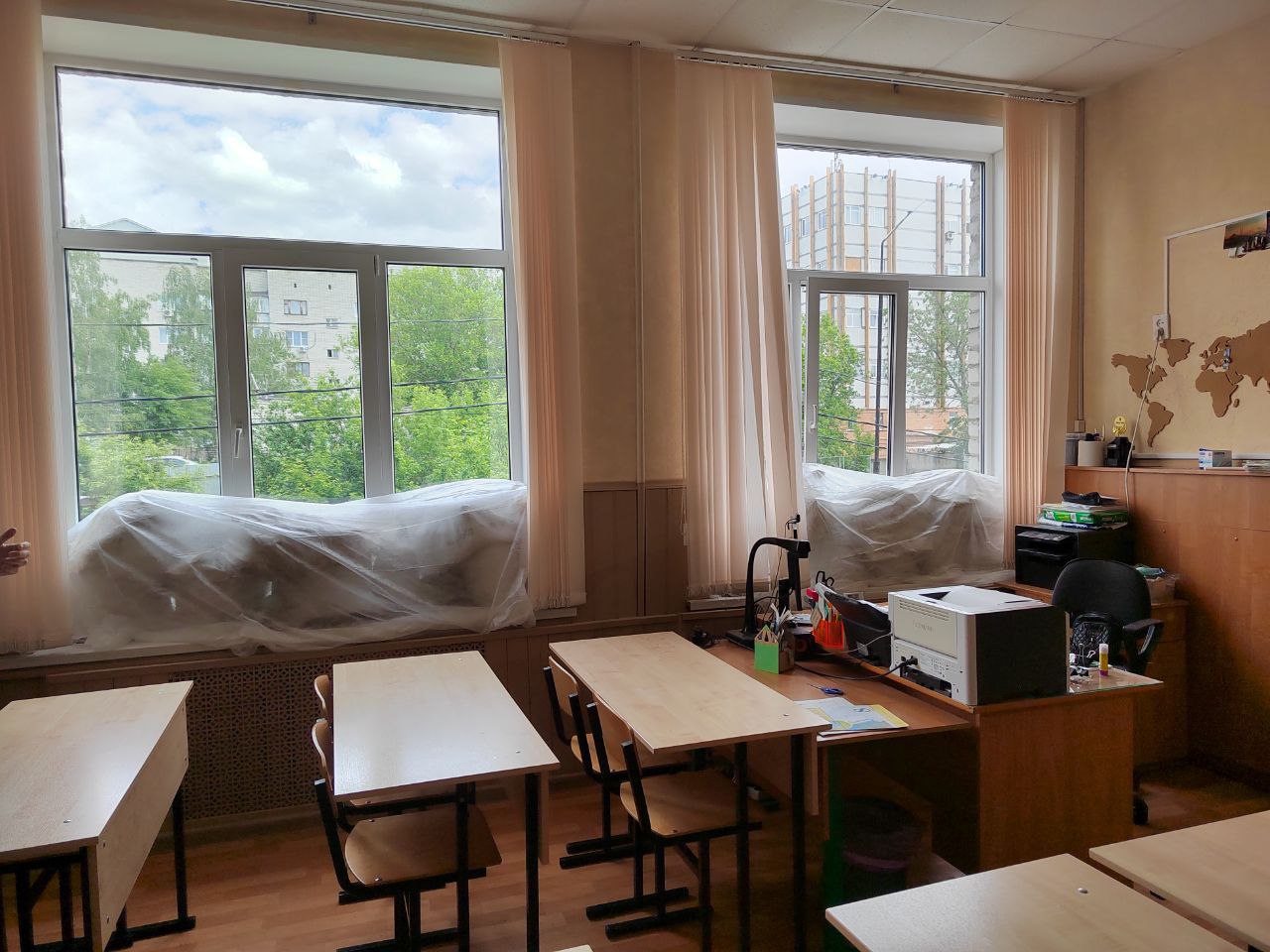 В пунктах проведения ЕГЭ усиливают меры безопасности ЕГЭ в регионе стартует 23 мая с экзаменов по химии, истории и литературе. В этом году оперштаб принял решение не прерывать экзамен в случае ракетной опасности. В Курске одним из таких пунктов является гимназия №4. Здесь ЕГЭ будут сдавать выпускники из многих городских школ, а также из приграничных районов. Экзамен будет проходить в 13 кабинетах. Как их подготовили, рассказала заместитель директора по воспитательной работе Елена Бадина. - В целях безопасности все окна в классах оклеены защитной плёнкой и укреплены мешками с песком. Помогали родители. Все аудитории оборудованы видеонаблюдением. В каждом кабинете – две камеры. Все просматривается, пишется звук, - отметила Елена Бадина. Накануне экзамена все аудитории будут обследованы кинологами. !