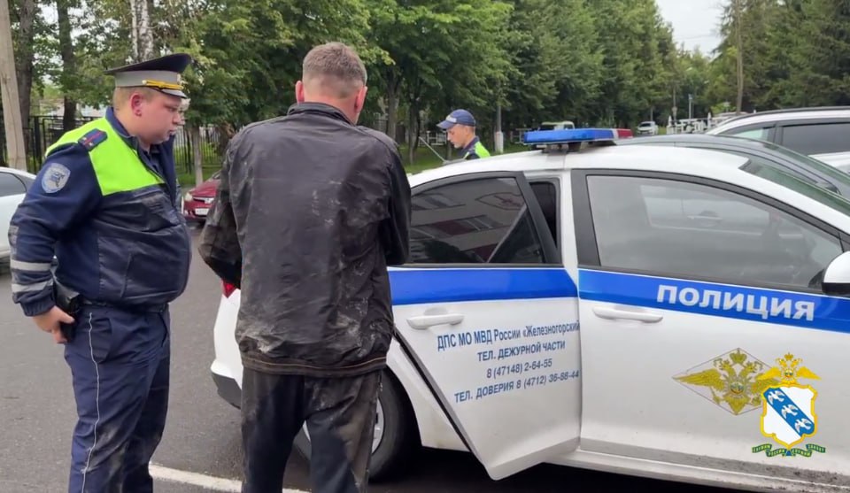 В Железногорске задержан пьяный водитель, пытавшийся скрыться от сотрудников ДПС Во время патрулирования сотрудники ГИБДД заметили автомобиль, стоящий на светофоре. За рулём находился мужчина, который выглядел нетрезвым: водитель буквально засыпал за рулём и едва удерживался на сидении. Когда полицейские потребовали остановиться, автомобилист не подчинился и попытался скрыться. Он резко свернул во двор, наехал на бордюр, после чего бросил машину и бросился убегать пешком. Однако правоохранители быстро настигли и задержали нарушителя. В отделе полиции 45-летний водитель отрицал, что пил алкоголь, и утверждал, что ехал домой из гаража. От освидетельствования на месте он отказался, после чего был доставлен к врачу-наркологу. Медицинская проверка показала 1,08 мг/л алкоголя в выдыхаемом воздухе, что в 7 раз выше допустимой нормы. Курская Telega / Прислать новость