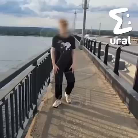 Подросток прыгнул с моста в Перми для TikTok, получив травмы