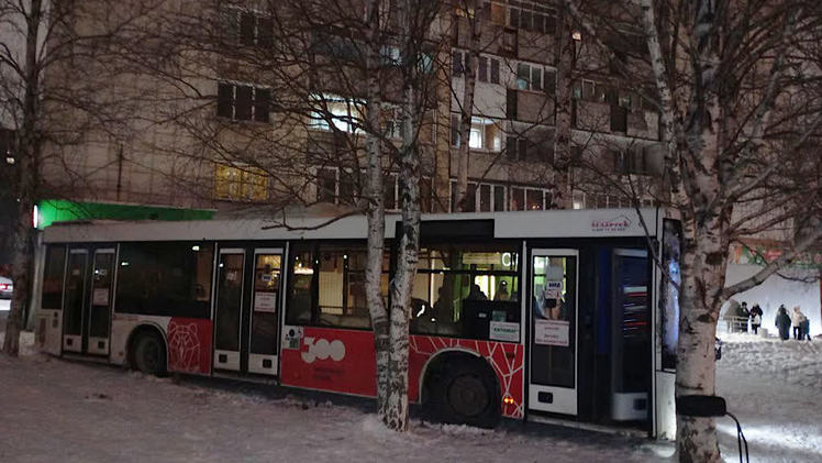 В Перми автобус въехал в жилой дом    Прокуратура Дзержинского района г. Перми контролирует установление обстоятельств и причин происшествия с пассажирским автобусом.  По предварительной информации, сегодня днем, двигаясь по ул. Мильчакова, в районе дома №18 водитель автобуса потерял управление и въехал в жилой дом. Пострадавших в результате инцидента нет.  При установлении нарушений закона будет решен вопрос о принятии мер реагирования.