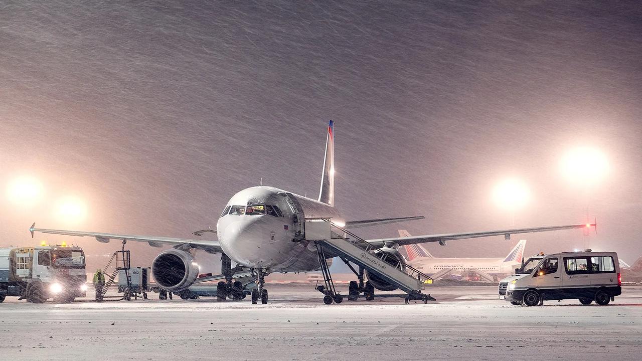 В аэропортах столицы из за снегопада уже задержаны более 70 рейсов