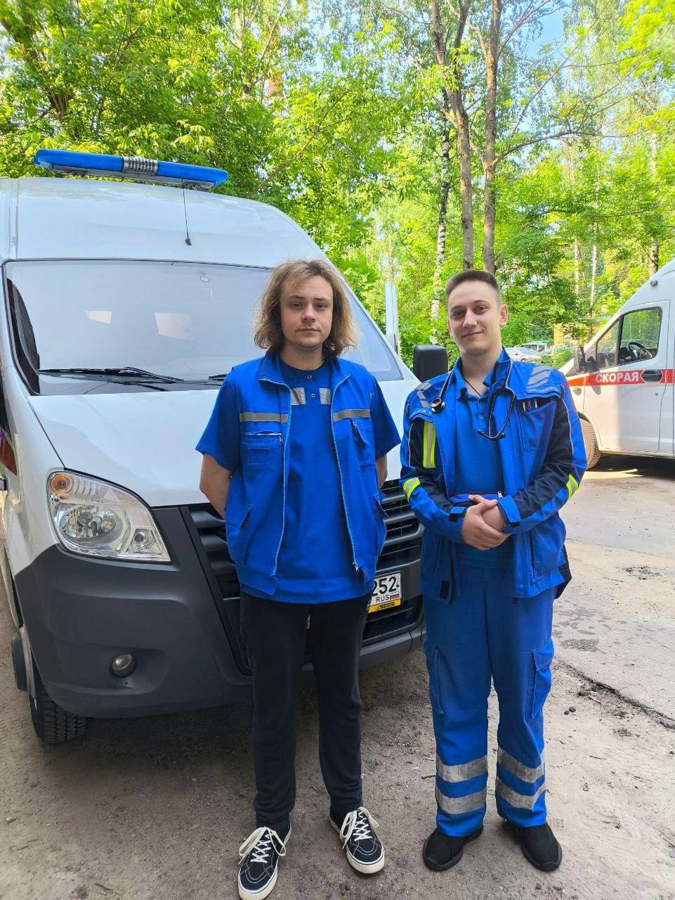 Эти мужчины — врачи с большой буквы! Они спасли молодую нижегородку от инфаркта. 37-летнюю женщину мучила давящая боль за грудиной, которая отдавала в руку. Прибывшая бригада «скорой» на ЭКГ обнаружила нижний инфаркт миокарда, из-за фибрилляции желудочков женщина потеряла сознание. Ситуация осложнялась тем, что у пациентки в анамнезе аортальный стеноз и онкология щитовидной железы в стадии ремиссии. Врач 612-й приокской подстанции скорой провёл дефибрилляцию — сердечный ритм удалось восстановить, женщина пришла в сознание. Пациентку экстренно доставили в больницу Семашко, где ей благополучно установили стент в коронарную артерию. Молодцы! Подпишись \ Предложи новость