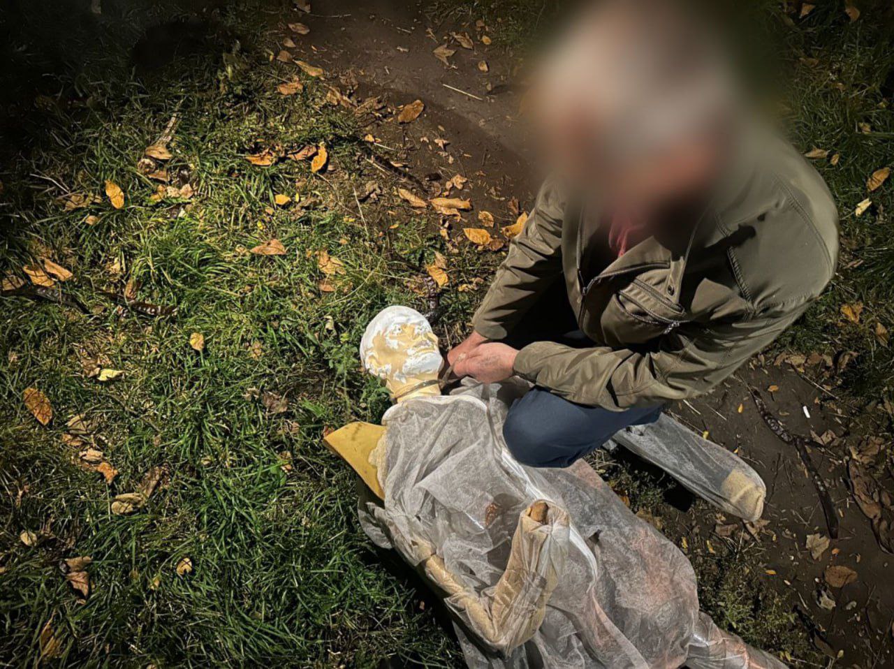 В Ставрополе мужчина задушил знакомого По подозрению в убийстве задержан житель Воронежской области сообщили в СУ СКР по краю Преступление было совершено в ночь на 12 октября После застолья мужчина пошел провожать 39 летнего знакомого По дороге они поссорились Один задушил другого ремнем от сумки считает следствие Расследование уголовного дела продолжается Подписаться на 1777 в Телеграм MAX