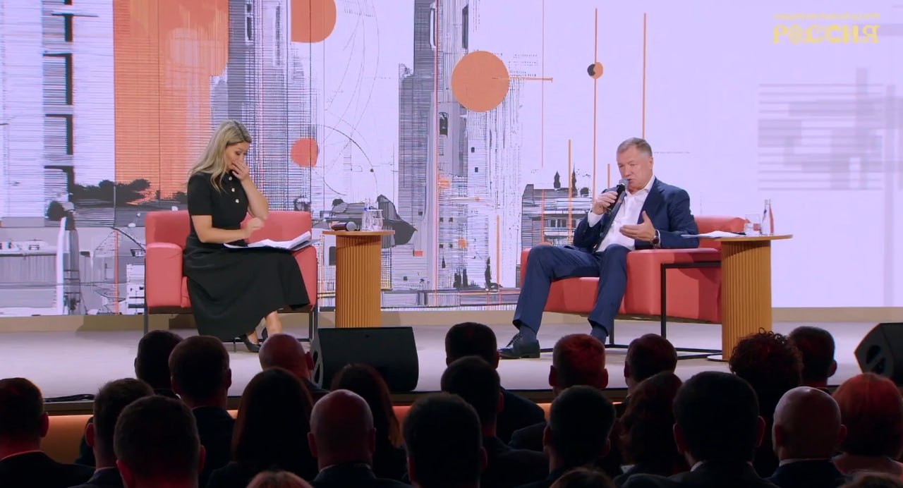 Марат Хуснуллин на встрече в рамках серии тематических программ Платформа Будущего 100 проектов России отметил первоочередные задачи которые стоят перед нашей страной в вопросе развития инфраструктуры по словам заместителя председателя правительства РФ крупнейшие города и регионы России должны быть связаны в единую систему развития В рамках Стратегии пространственного развития каждый регион должен давать жителям возможность улучшить свои жизненные условия Главное это связать крупнейшие центры развития между собой Трасса Россия от Санкт Петербурга до Владивостока сегодня уже дошла до Екатеринбурга Это качественная и освещенная дорога со скоростью движения до 130 км ч Новый маршрут дал реальный экономический эффект вырос пассажиропоток увеличилось количество грузов улучшилась связь между регионами сообщил Хуснуллин