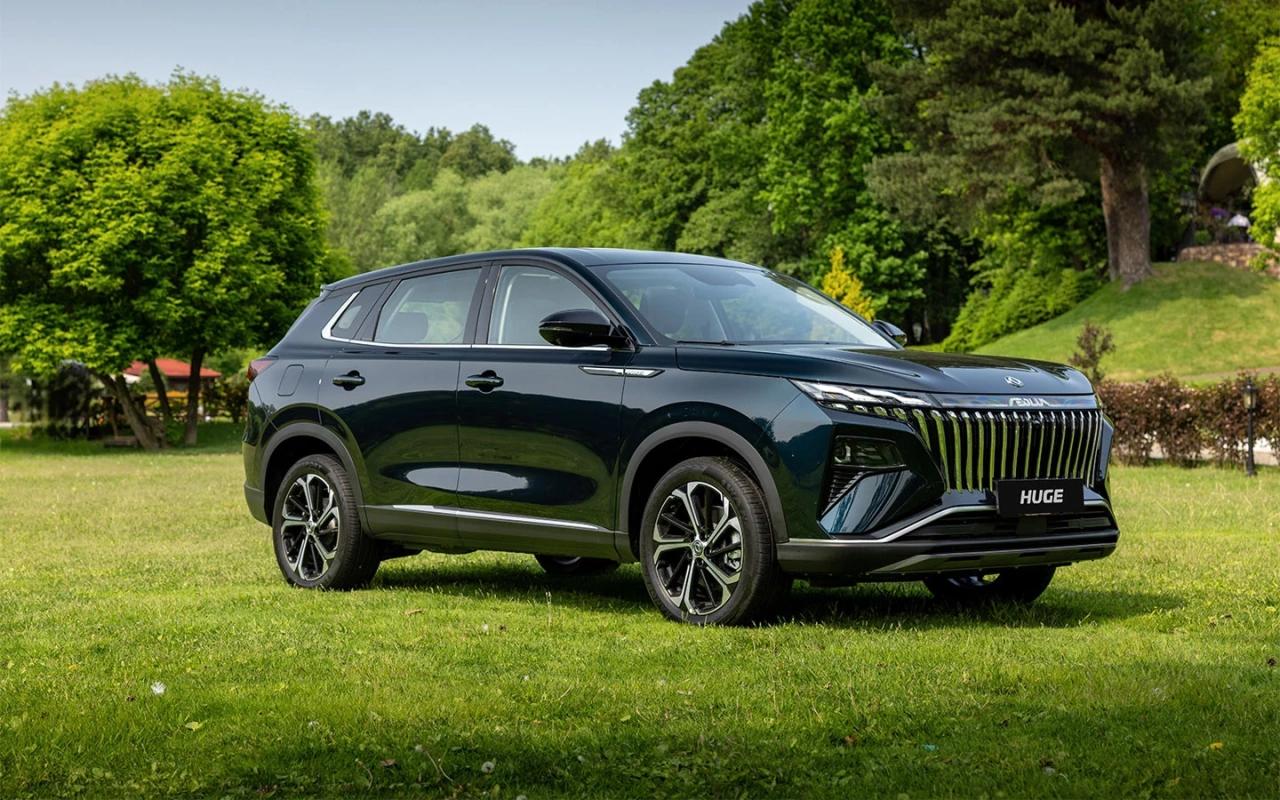 Новый кроссовер Dongfeng Huge появился у дилеров  Как сообщила пресс-служба марки, автомобиль поступил в дилерские центры по цене от 2 990 000 руб. без учета скидок в базовой версии.  В России кроссовер D-класса можно купить в двух комплектациях: Modern и Executive. В «топе» автомобиль оценили в 3 140 000 руб.  Технически новый кроссовер оснащен 1,5-литровым турбированным двигателем мощностью 197 л.с., который работает в паре с семиступенчатым «роботом». Разгон до 100 км/ч занимает 8,2 секунды. Двигатель работает в паре с семиступенчатой роботизированной коробкой передач. Привод — только передний.