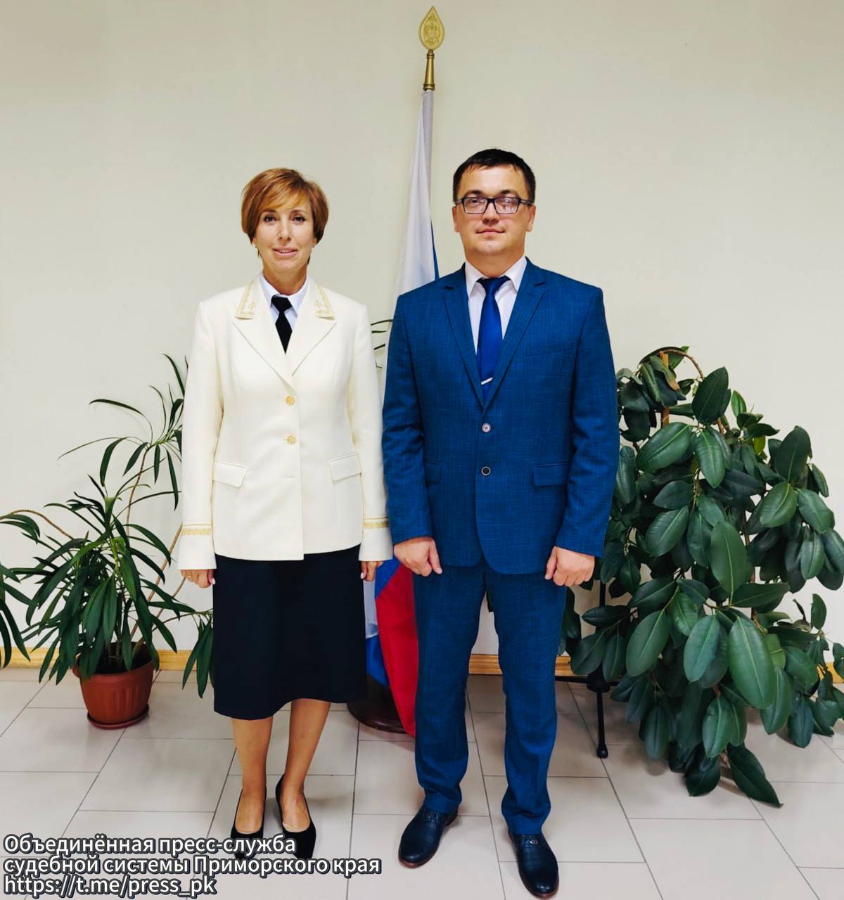 В Пограничном районном суде представлен новый председатель Иван Понкратов 26 08 2025 в торжественной обстановке заместитель председателя Приморского краевого суда Деревягина Н А представила коллективу Пограничного районного суда нового руководителя Понкратова Ивана Викторовича назначенного на должность председателя суда Указом Президента РФ от 16 08 2025 565 Иван Викторович имеет богатый опыт по юридической профессии до работы в судебной системе он с 2006 года замещал должности в прокуратуре Пограничного района с 2011 года в администрации Сергеевского сельского поселения Пограничного муниципального района с 2012 года в кинологическом отделе Уссурийской таможни В мае 2014 года начал отправлять правосудие в судебной системе Приморья приступив к работе в качестве мирового судьи судебного участка 84 Пограничного судебного района в декабре 2020 года был назначен судьей Пограничного районного суда press pk