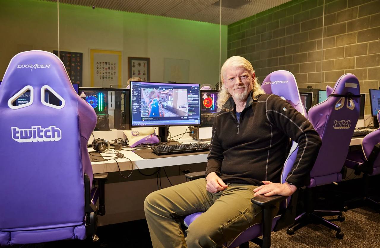 Генеральный директор Twitch Дэн Клэнси сказал, что платформа не планирует уходить из России. По его словам, ограничение качества стримов до 720p для российских пользователей связано с экономическими трудностями из-за санкций правительства США. Клэнси надеется, что санкции будут урегулированы, и тогда Twitch сможет активнее развиваться в регионе.