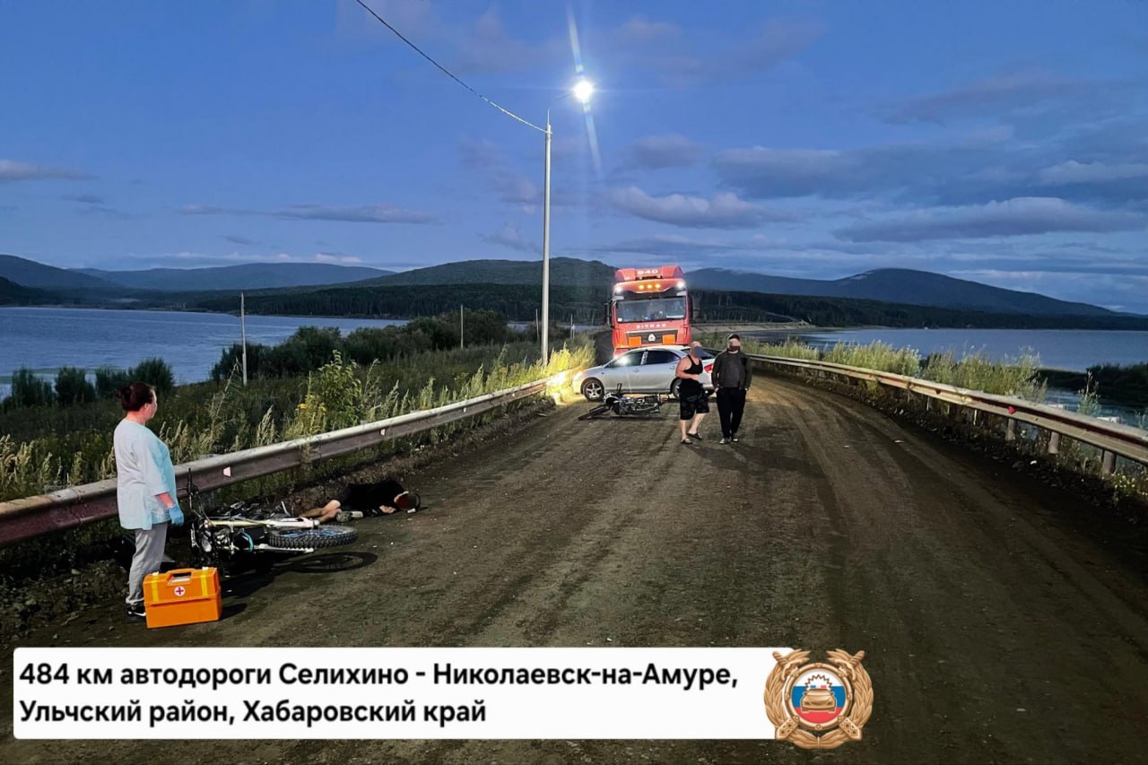 Два мотоцикла попали в ДТП  На 484 км автодороги Селихино - Николаевск 20-летний мотоциклист врезался в 16-летнего, ехавшего на мотоцикле без номеров.  В результате, по данным Госавтоинспекции, пострадали оба водителя и 16-летний пассажир.  Подростки госпитализированы в Ульчскую районную больницу с переломами.    Подписаться   Прислать новость