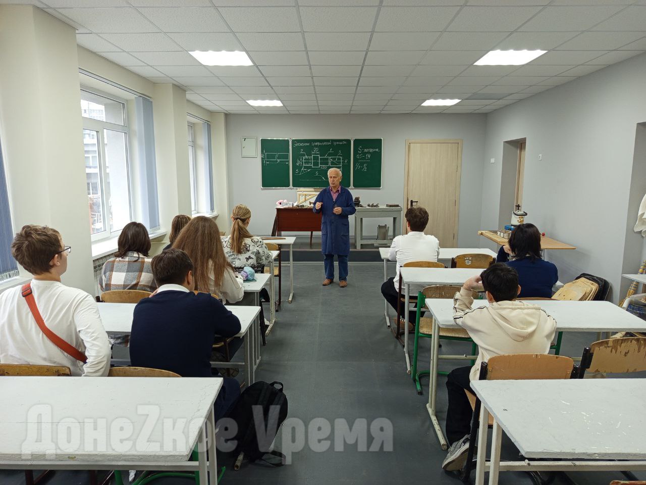 О питании, очном обучении и других проблемах: глава ДНР провел прямой эфир для родителей школьников Сегодня глава Республики Денис Пушилин в прямом эфире ответил на вопросы, волнующие родителей школьников и воспитанников детских садов. Они касались горячего питания, очного обучения, летнего отдыха и т.д. Коротко о главном: С нового учебного года 530 школ и 500 детских садов будут работать в очном режиме. Проблему горячего питания будут решать привлечением сторонних организаций. Кроме того, на базе Макеевского комбината детского питания откроют комбинат школьного питания, который обеспечит горячими обедами все школы Макеевки. Самой сложной проблема с очным обучением остается в Горловке. Дети выйдут в школу, как только позволит оперативная обстановка. За каждой школой Республики будет закреплено медицинское учреждение. Чтобы пройти ежегодный медосмотр, нужно прийти на прием к педиатру, который выдаст обходной лист и направления к узкопрофильным специалистам. Записаться к ним на прием можно по номеру 1-500. Если нужного специалиста в поликлинике по месту жительства нет, ребенка запишут в другое учреждение. Глава напомнил, что медосмотр действителен в течение года. В новом учебном году количество бюджетных мест в вузах увеличится почти до 9 200. При этом больше всего их будет на самых приоритетных направлениях: инженерно-технические, медицина, педагогика, сельское хозяйство и IT. 1 июня стартует месячник «Спортивный Донбасс», в рамках которого пройдет более 400 мероприятий. Среди них открытые тренировки, мастер-классы, турниры. Откроют в Шахтерске, где проведут массовые мероприятия ко Дню защиты детей и Международному дню бега. В ходе прямого эфира зрители часто задавали вопрос о детских площадках. В каких-то районах ДНР они пришли в негодность, а в каких-то и вовсе отсутствуют. По словам Пушилина, над решением этой проблемы также уже работают. Фото: Давид Худжец, «Донецкое время»