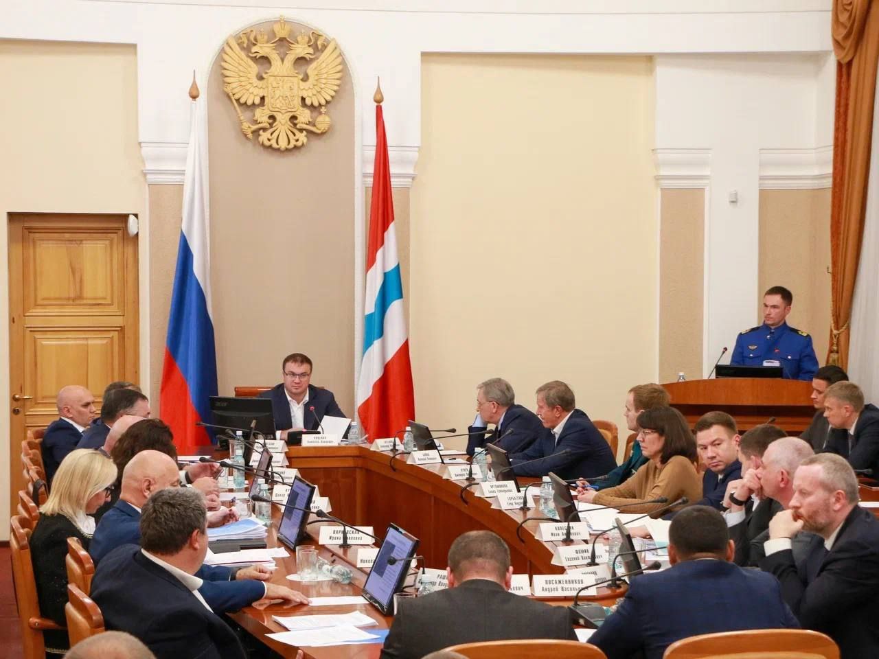 Новые заводы и рабочие места в Омской области поддержали масштабные инвестпроекты Губернатор Виталий Хоценко провел заседание инвестиционного комитета на котором поддержали важные проекты В частности принято решение о предоставлении земельного участка в аренду без проведения торгов АО Омский электромеханический завод для модернизации и расширения производства опор линий электропередач Ожидается что это повысит конкурентоспособность завода увеличит выпуск продукции и налоговые отчисления в бюджет региона Вторым одобренным проектом стало строительство завода по производству картона в городе Калачинске Новое предприятие разместится в пустующих цехах бывшего кирпичного завода и сможет выпускать до 35 тыс тонн бумажной продукции в год Объем инвестиций в проект оценивается в 850 млн рублей что позволит создать 110 новых рабочих мест для жителей Калачинска и Омской области