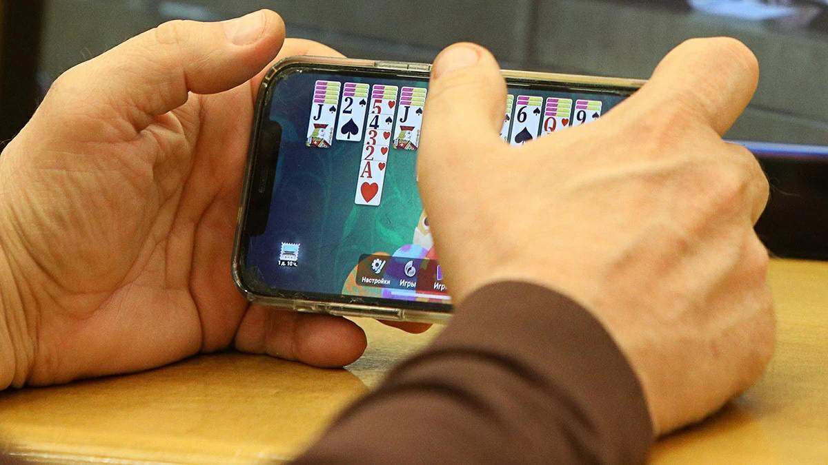 Около 40% пользователей мобильных игр играют в них в рабочее время, подсчитали аналитики T2 ранее Tele2 , проанализировав данные по трафику за I квартал 2025 г. По данным T2, средняя месячная аудитория мобильных игр составляет 5,9 млн пользователей, причем основная аудитория мобильных игр 42% приходится на пользователей 35–44 лет, а 57% игроков составляют женщины Регулярность входа в игру заметно варьируется в течение суток Если наибольшая доля запусков игр приходится на дневное время 40% , то наименьшая – в ночное время 14% Утром в игры заходят 19% абонентов, а вечером – 27% Подписаться