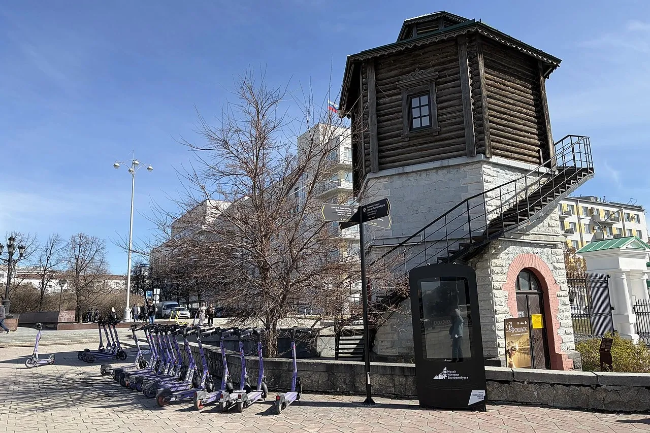 В Екатеринбурге озвучили вариант новой даты празднования Дня города В Музее истории Екатеринбурга заявили что перенос Дня города на начало августа имеет исторические основания При этом в учреждении подчеркнули инициатива не исходит от музея его сотрудники лишь подготовили подробную справку о традициях празднования и возможных альтернативных датах Сообщает Сигнал Урал Одной из таких дат специалисты называют 1 августа по старому стилю 12 августа по новому В этот день обер бергамт был переведен с Уктусского завода на строящийся Екатеринбургский железоделательный завод Именно с этого момента город начал формироваться как центр уральской и сибирской промышленности и горного дела что придает дате особое историческое значение На прошлой неделе Общественная палата поддержала идею переноса праздника на первую субботу августа Теперь этот вопрос предстоит рассмотреть городской думе uralweb ru