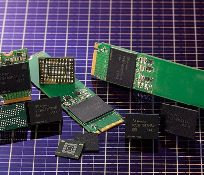 SK Hynix запустила массовое производство первой в мире 321 слойной памяти QLC NAND Новое решение существенно повышает скорость передачи записи и чтения данных а также улучшает энергоэффективность SK Hynix объявила о начале массового производства первой в мире 321 слойной памяти QLC NAND Представленный чип емкостью 2 ТБ устанавливает новый стандарт плотности хранения данных
