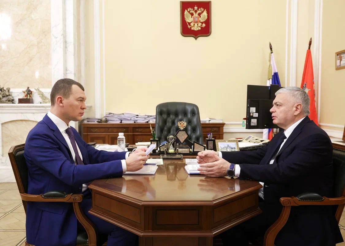 Состоялась рабочая встреча Сергея Шишкарёва и Михаила Дегтярева Руководители ФГР и Министерства спорта подробно обсудили текущее состояние дел в российском гандболе а также затронули еще немало важных тем Мы регулярно общаемся с Михаилом Владимировичем Дегтяревым сегодня в рамках официальной встречи также обсудили целый ряд насущных вопросов главный из которых связан с возвращением российских клубов и сборных на международную арену Не секрет что Федерация гандбола России активно работает в этом направлении Во второй половине декабря мы планируем посетить Египет где состоится очередной Конгресс Международной федерации гандбола на котором пройдут выборы главы этой организации Будем делать все от нас зависящее чтобы процесс возвращения наступил как можно быстрее При этом мы констатировали что нам удалось сохранить достойный уровень конкуренции во внутрироссийских турнирах Я проинформировал министра спорта о том что было сделано за последнее время в плане развития нашего вида спорта Затронули вопросы спортивной инфраструктуры состояния арен где проходят гандбольные матчи и в частности обсудили этапы строительства нового дворца спорта в Саратове отметил Сергей Шишкарёв Также глава ФГР сообщил что в 2026 году будет десять лет с момента завоевания женской сборной России золотых медалей на Олимпийских играх в Рио де Жанейро Это знаменательная дата не только для гандбола но и для всего российского спорта Мы договорились активно взаимодействовать при подготовке ряда мероприятий посвященных этому событию Думаю что в конце декабря сможем подробно об этом рассказать подводя итоги уходящего года Кстати одна из олимпийских чемпионок 2016 года Анна Сень сегодня празднует день рождения с чем мы ее и от души поздравляем резюмировал глава Федерации гандбола России Министерство спорта РФ