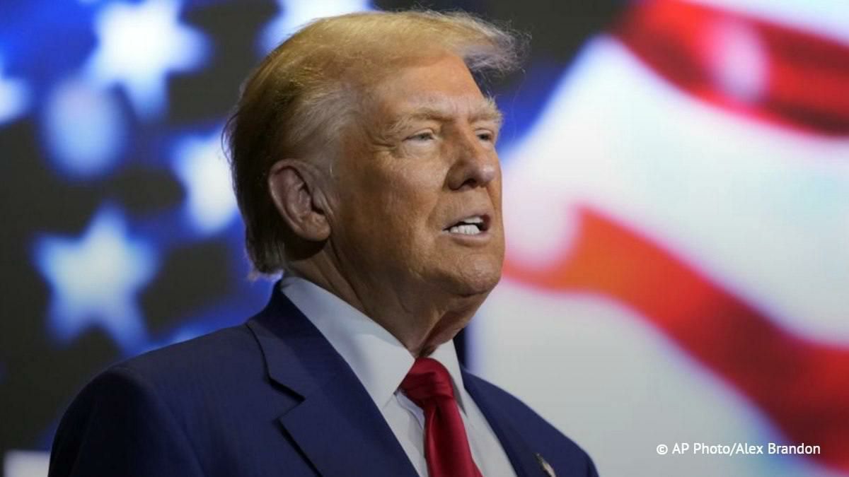 В США могут задействовать закон 1807 года о подавлении восстаний, заявил Трамп.  "[Прошлой ночью] в Лос-Анджелесе были такие районы, где [происходящее] <...> можно было бы назвать восстанием", — отметил американский президент.  Закон XIX века дает главе государства право на использование вооруженных сил внутри страны.
