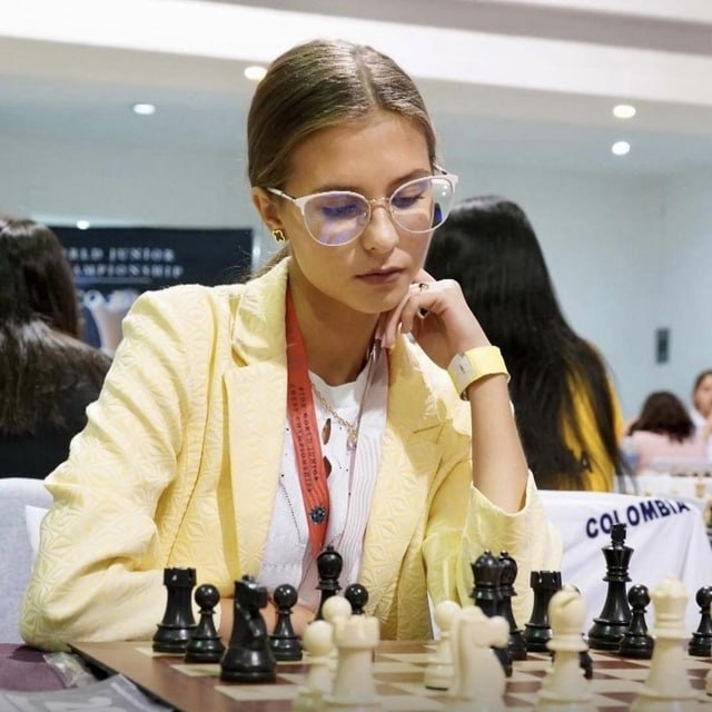Ямальская шахматистка завоевала золото на первенстве Азии! Галина Михеева из Салехарда стала чемпионкой континента в рапид-шахматах. Турнир проходил в Шри-Ланке и собрал участниц из 11 стран. Воспитанница Полярной шахматной школы уверенно обошла соперниц и поднялась на верхнюю ступень пьедестала. Поздравляем Галину и её тренера Александра Потапова! Ямал 1 Прислать новость