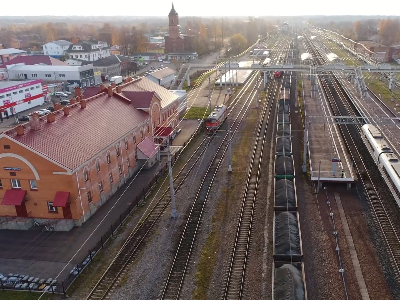 Железнодорожная погрузка в Новгородской области продолжает расти   По итогам февраля погрузка на железной дороге региона выросла на 11,8% в сравнении с показателем прошлого года, - сообщает региональный Минтранс.   Химические и минеральные удобрения показали рост на 19,4%    Промышленное сырье и формовочные материалы – на 12,2%.  Всего за два месяца 2025 года на железнодорожных станциях, расположенных в Новгородской области, погрузка составила 1,3 млн тонн различных грузов.